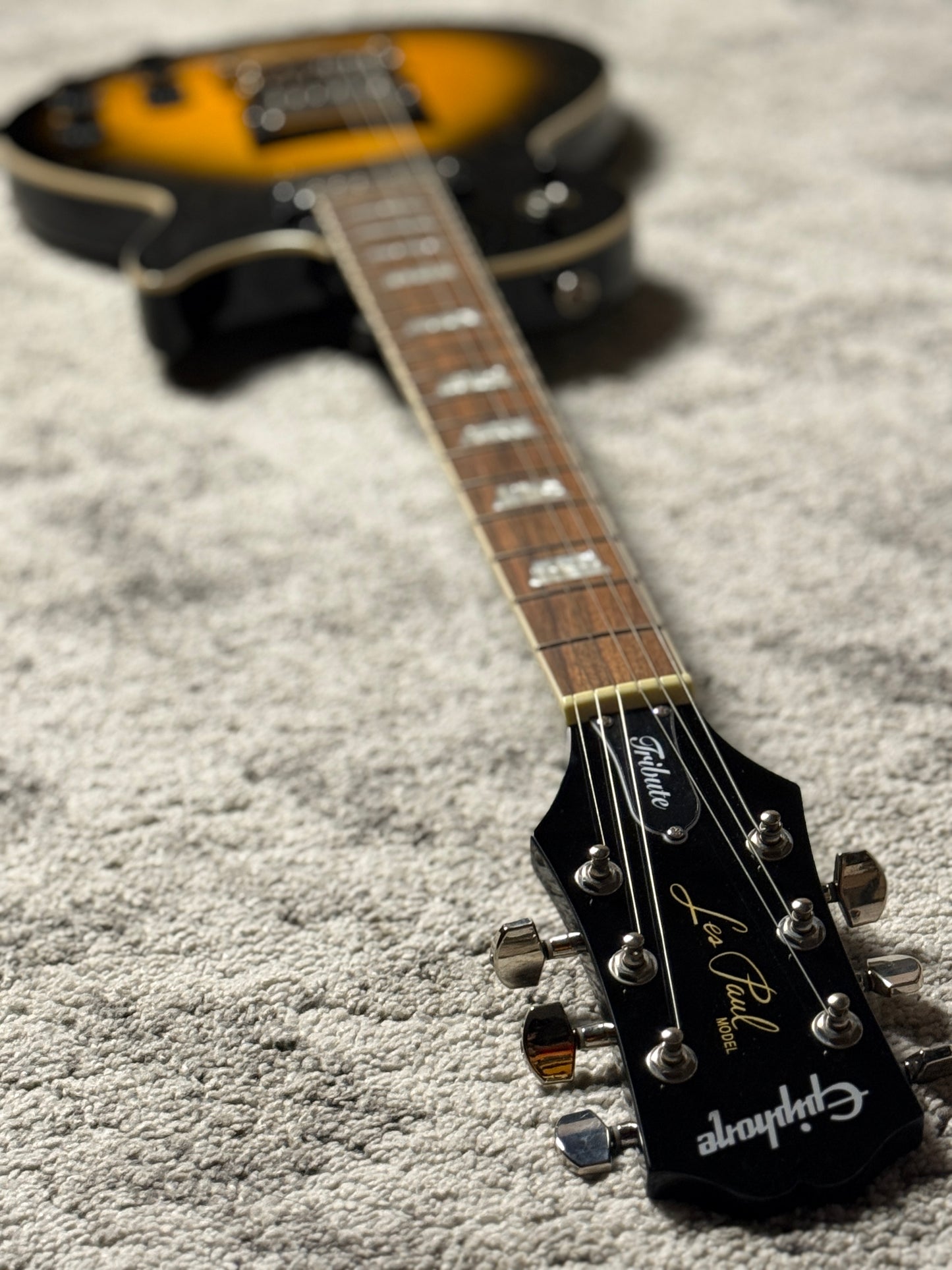 Epiphone Les Paul Tribute Plus in Vintage Sunburst