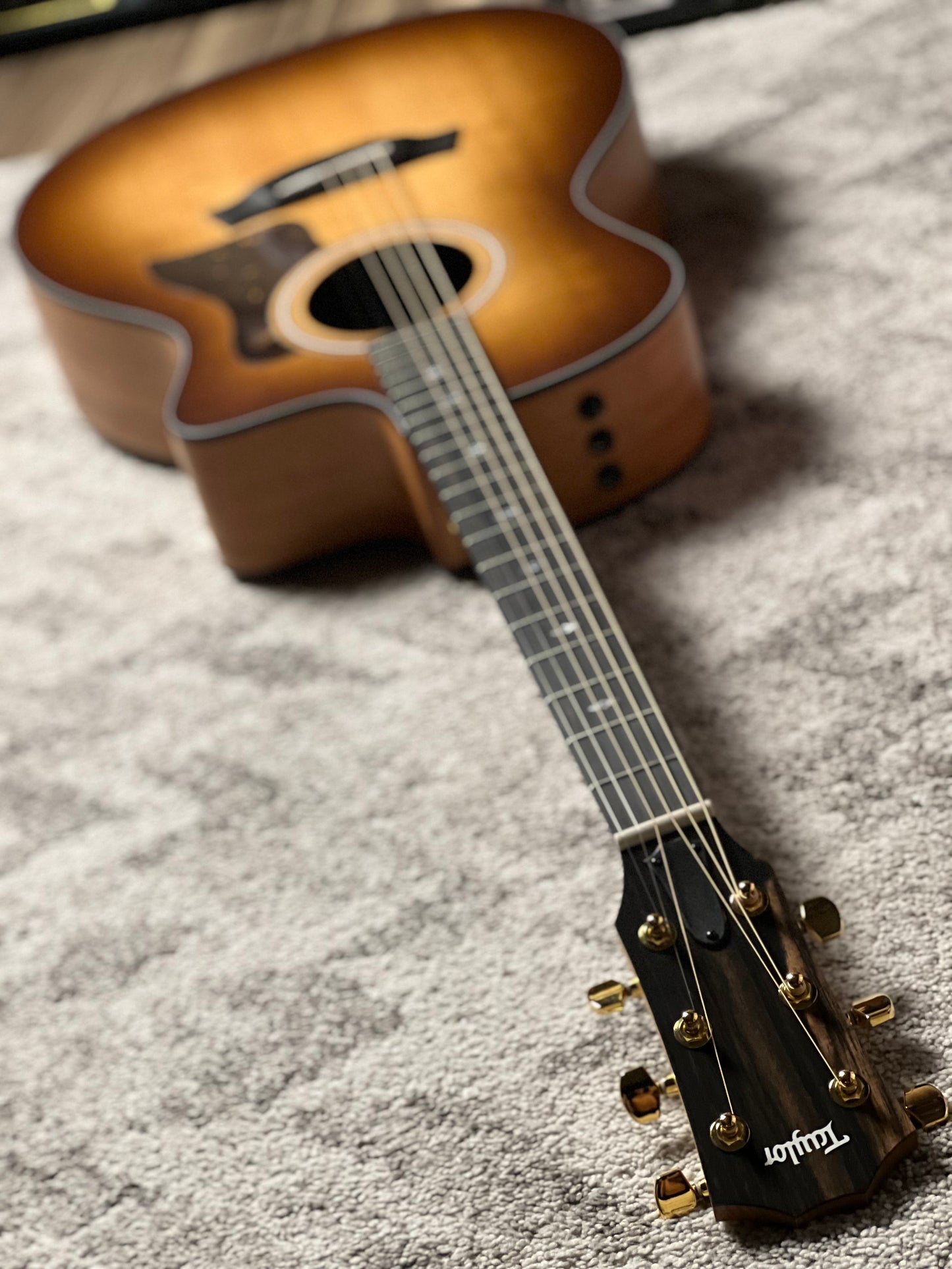 Taylor Sunset Blvd 114ce-S in Shaded Edge Burst Top w/Bag