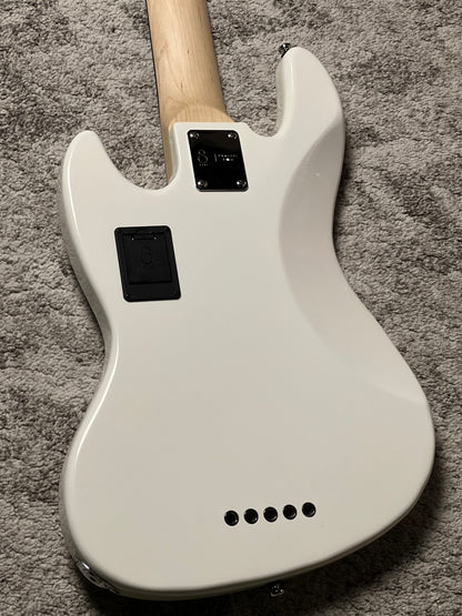Sire Marcus Miller V3 5-String  2nd Gen in Antique White