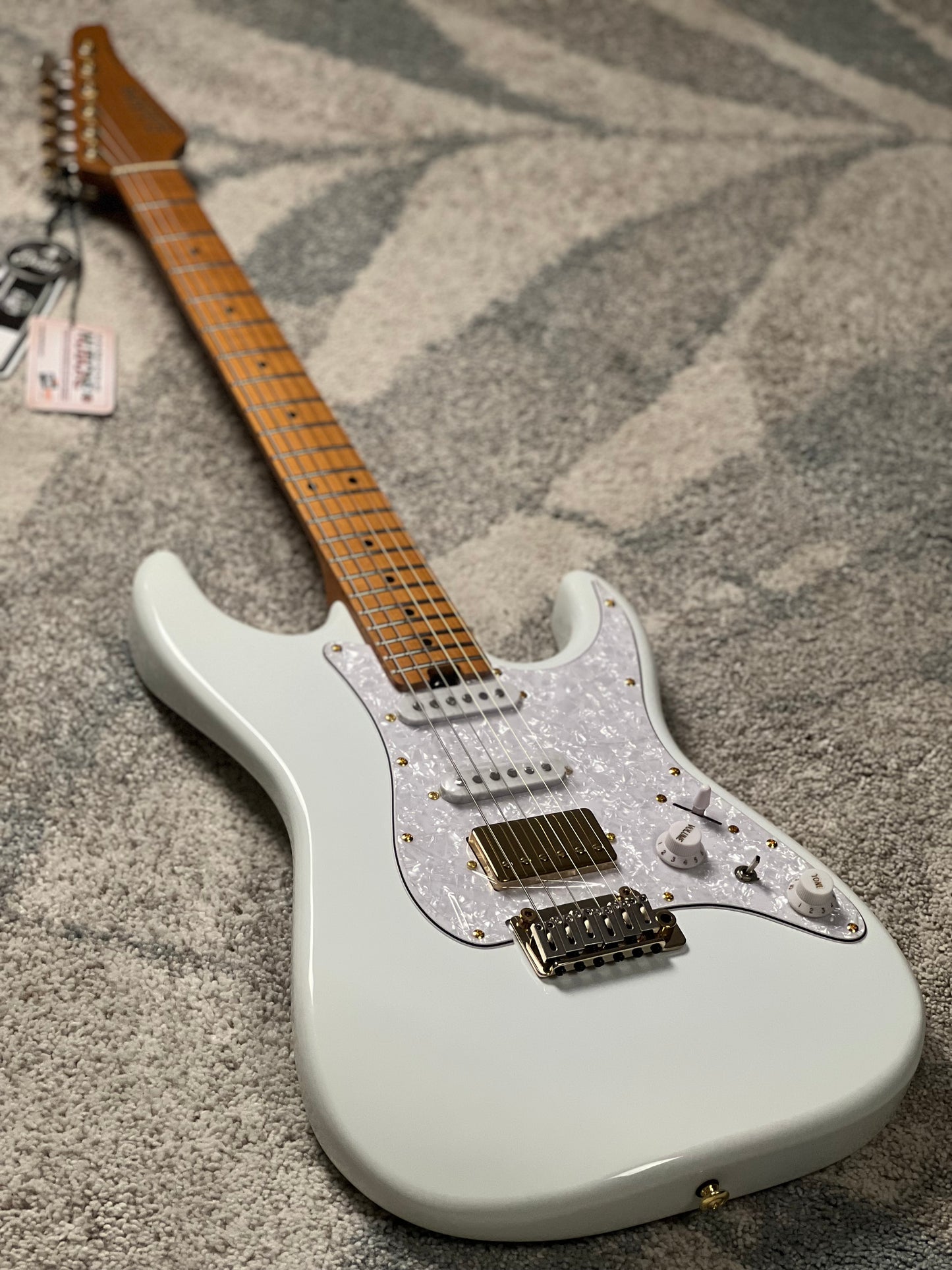 Soloking MS-11 Classic MKII ใน Olympic White พร้อมฮาร์ดแวร์สีทองและ Roasted Maple FB