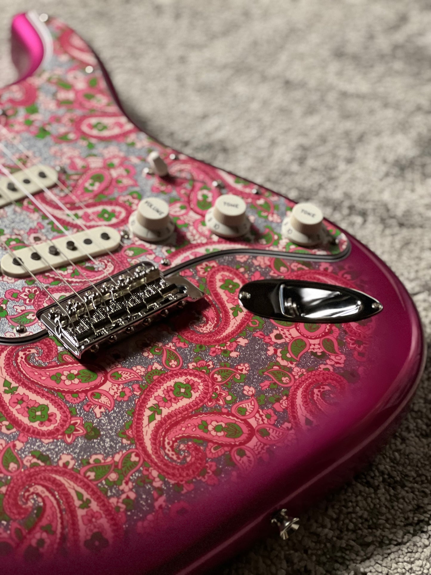 Fender MIJ Limited Stratocaster with Maple FB in Pink Paisley JD26001405