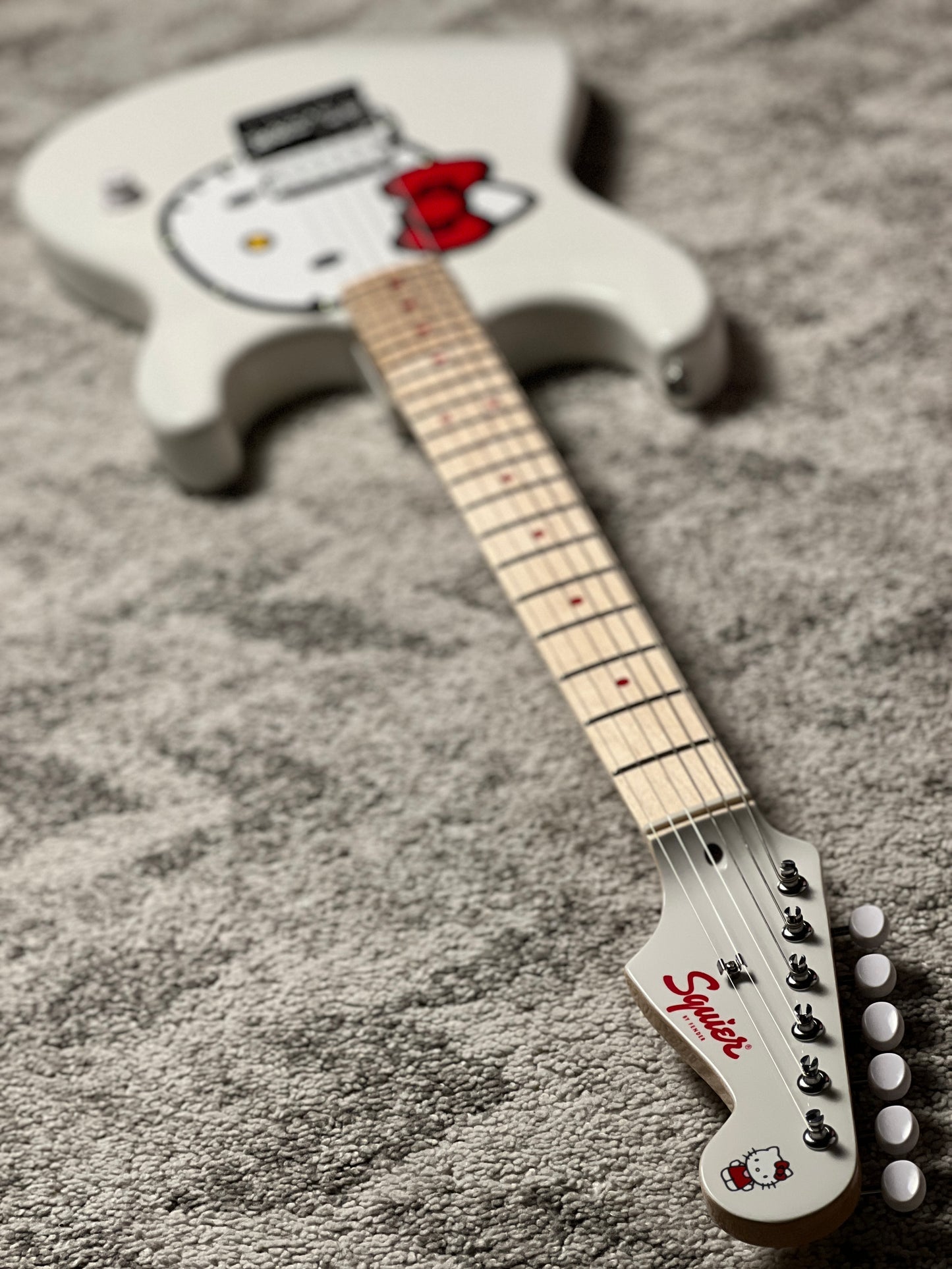 Squier by Fender Limited Edition Hello Kitty Stratocaster with Maple FB in White
