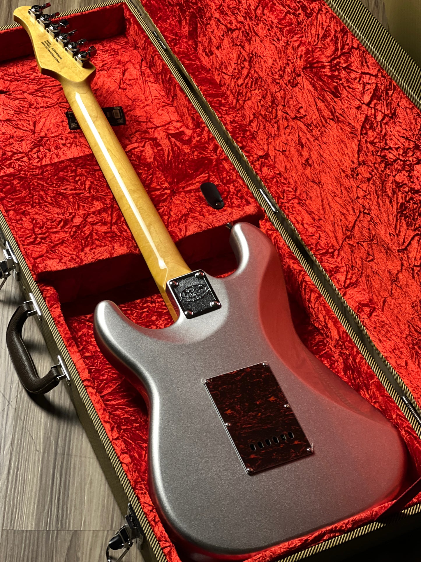 SQOE SEST1000 HSS Custom Shop Series in Inca Silver Limited Edition with Hardshell Case