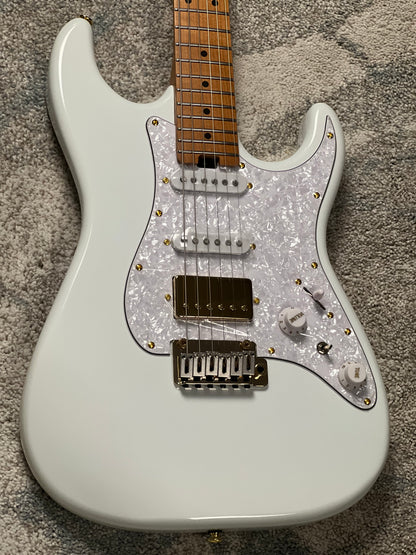 Soloking MS-11 Classic MKII ใน Olympic White พร้อมฮาร์ดแวร์สีทองและ Roasted Maple FB