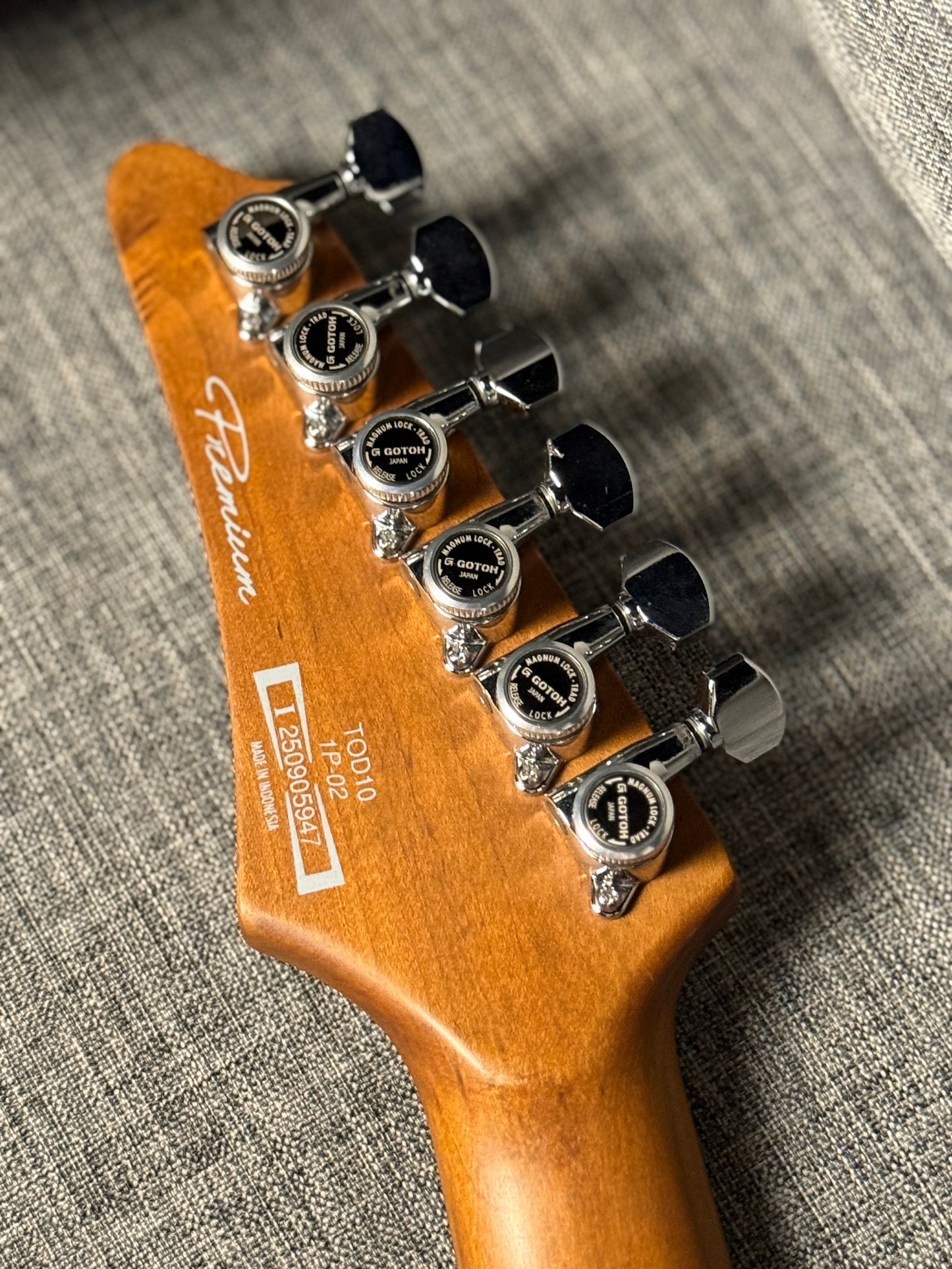 กีตาร์ไฟฟ้า Ibanez TOD10 Tim Henson Signature สีเงินคลาสสิก