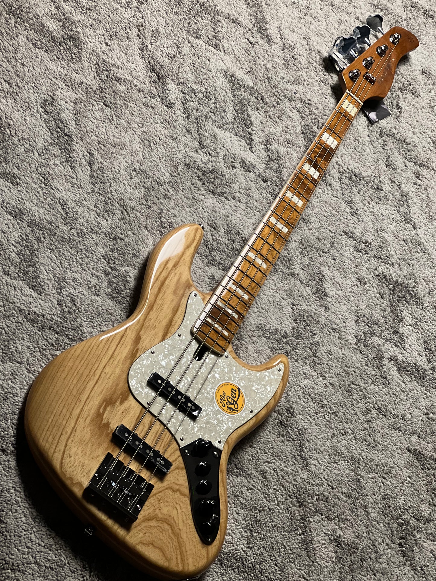 Sire Marcus Miller V8 SWAMP ASH 4 String in Natural w/Bag