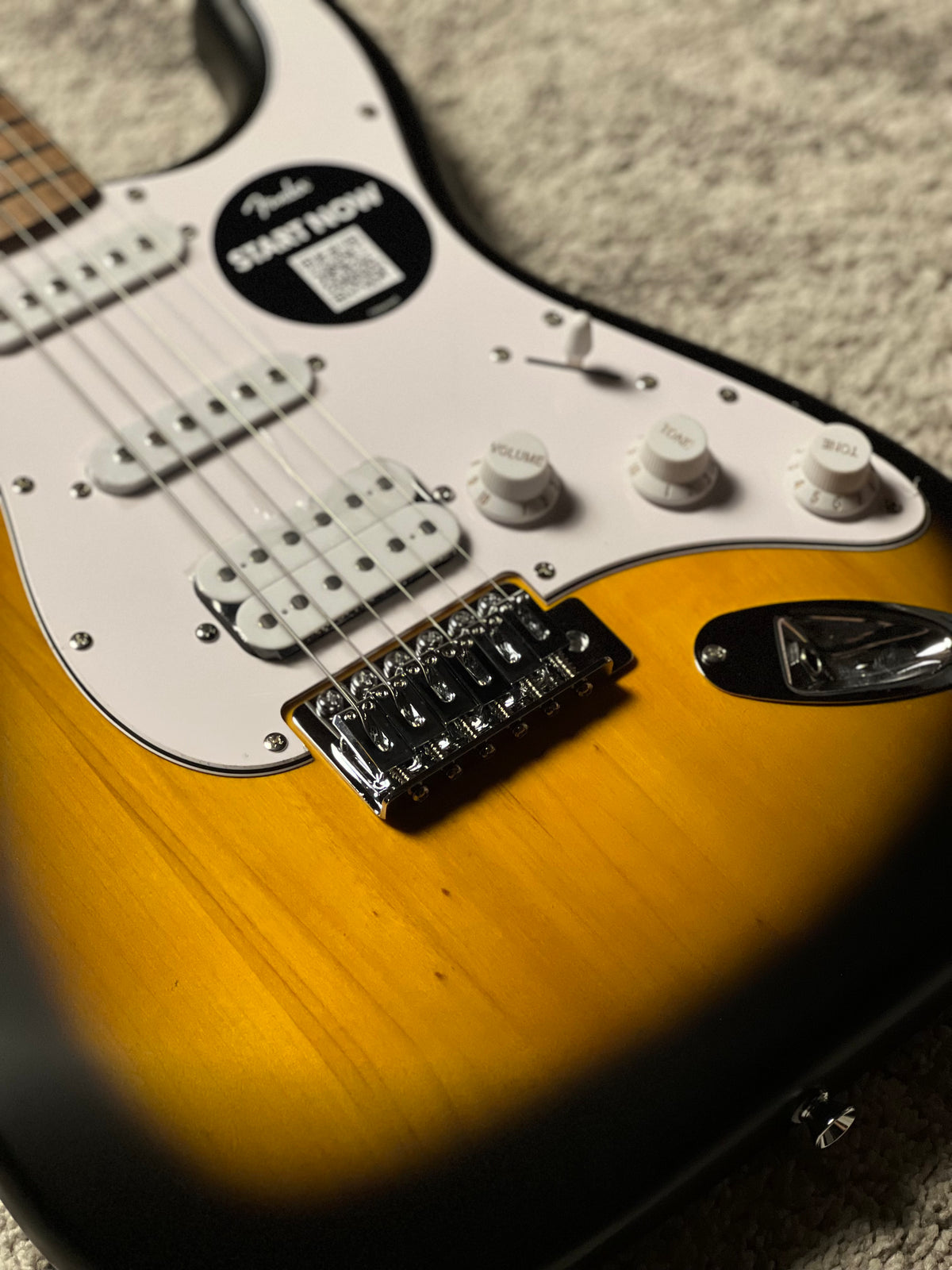 Squier Debut Series Stratocaster HSS with Laurel FB in 2 Tone Sunburst