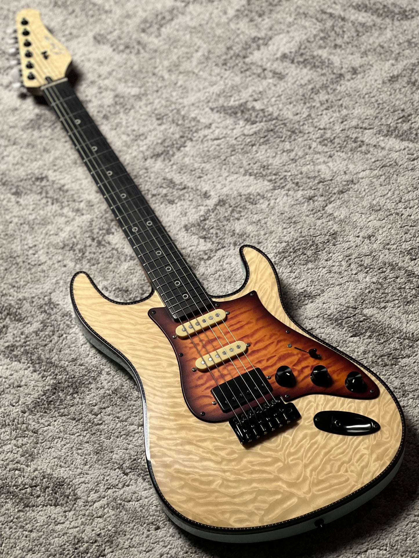Dhatarattha Custom DST HSS Quilt in Gloss Natural with Rosewood FB