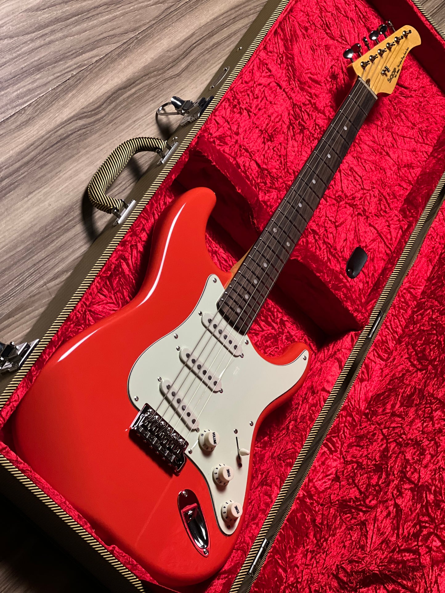 SQOE SEST1002 RD SSS Custom Shop Series in Fiesta Red Limited Edition with Hardshell Case