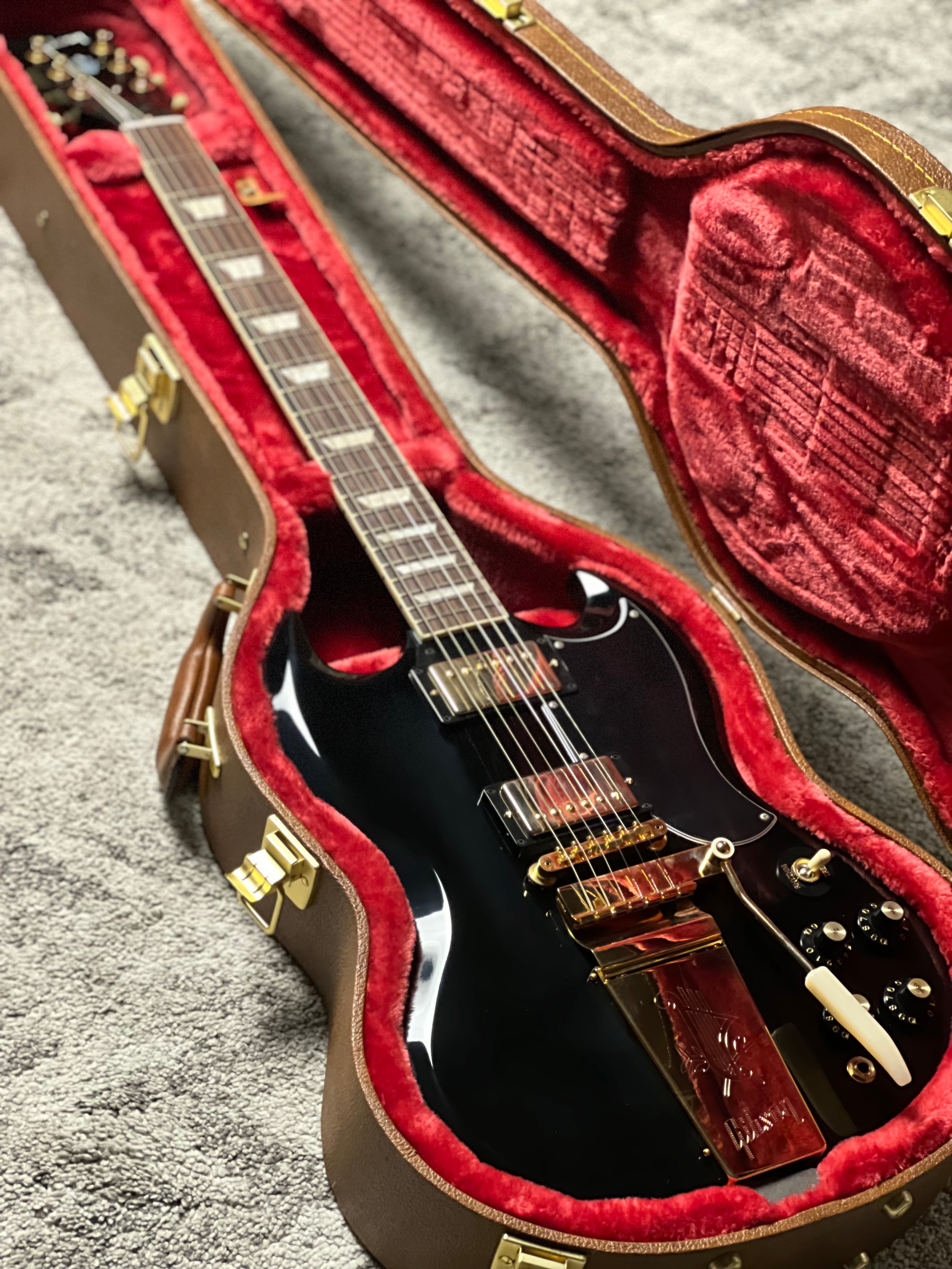 Gibson SG Standard '61 Maestro Vibrola T-Type in Ebony w/Case