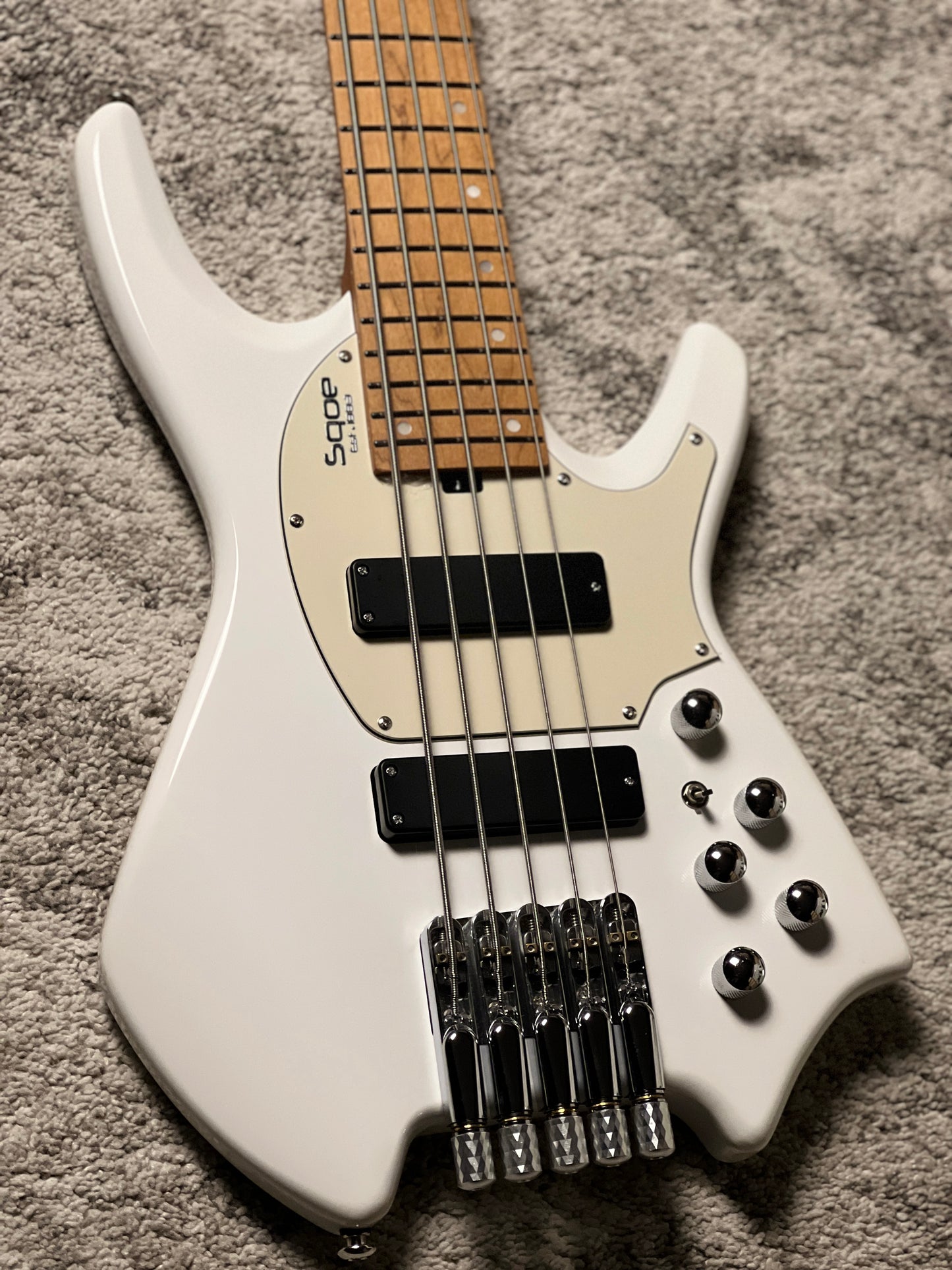 SQOE SBWT750 WH Warrior 5-String Headless Bass in Pearl White