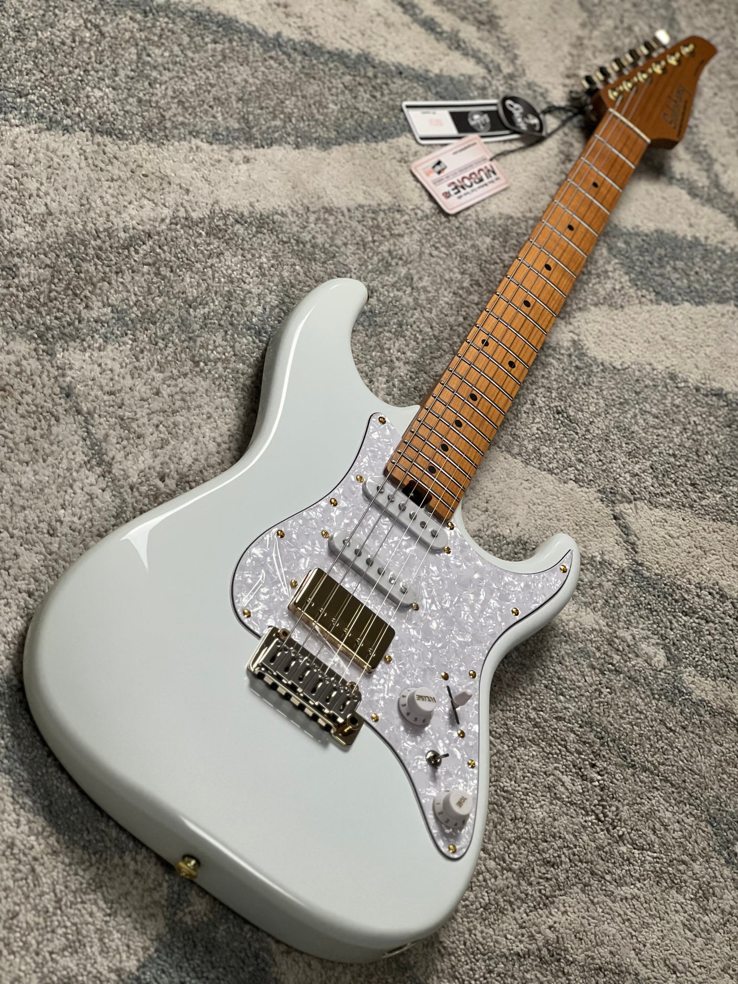 Soloking MS-11 Classic MKII ใน Olympic White พร้อมฮาร์ดแวร์สีทองและ Roasted Maple FB