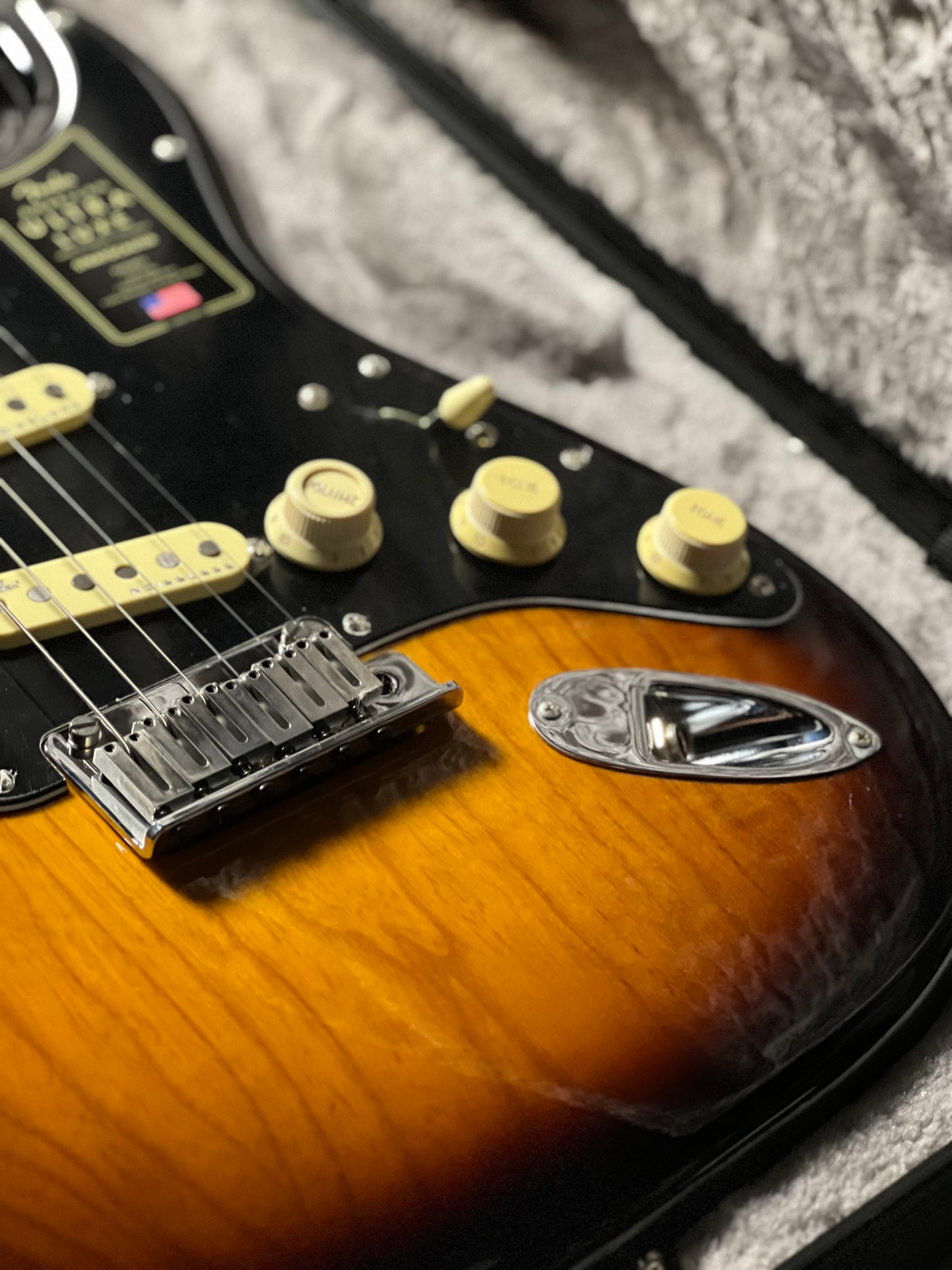 Fender American Ultra Luxe Stratocaster in 2 Color Sunburst with Rosewood Fingerboard US23058700