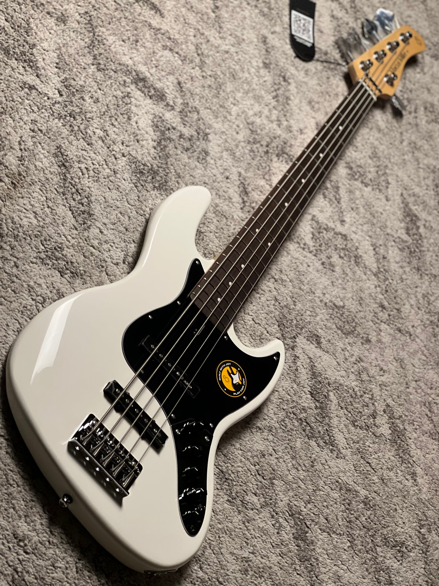 Sire Marcus Miller V3 5-String  2nd Gen in Antique White