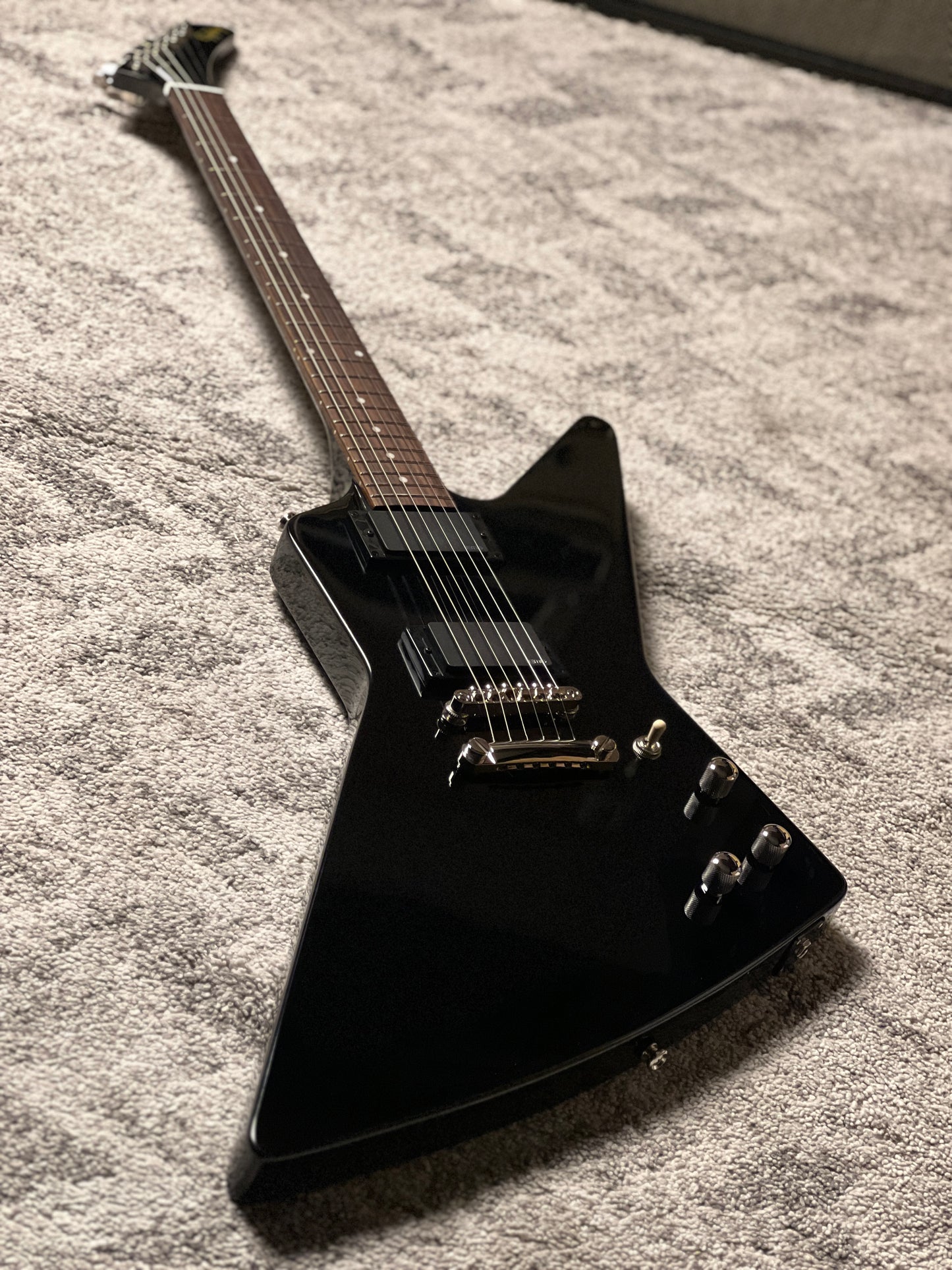 Epiphone Explorer 80s-EMG in Ebony w/Gigbag