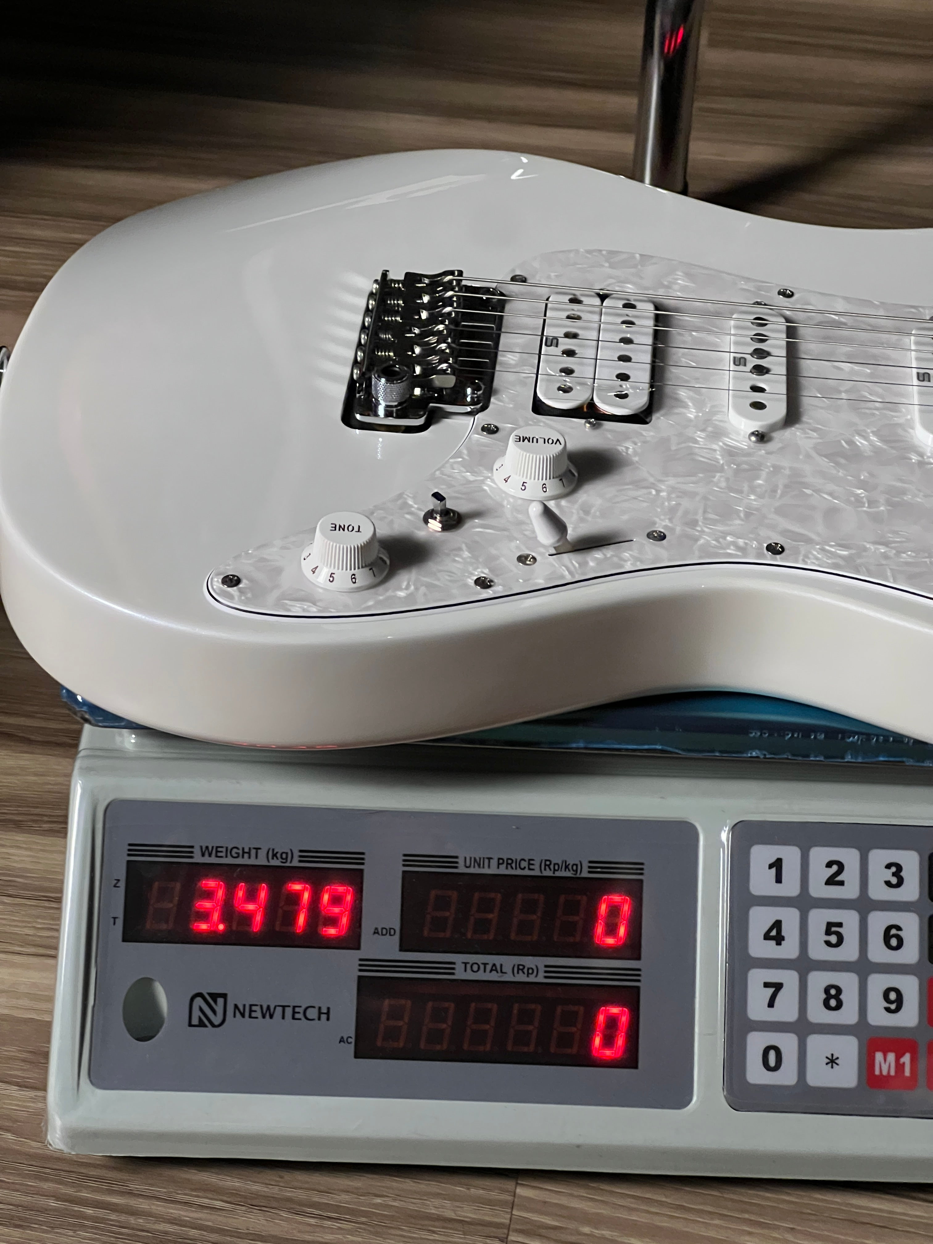 Ibanez Prestige AZ2204 in Pearl White F2503181 – nafiriguitar.com