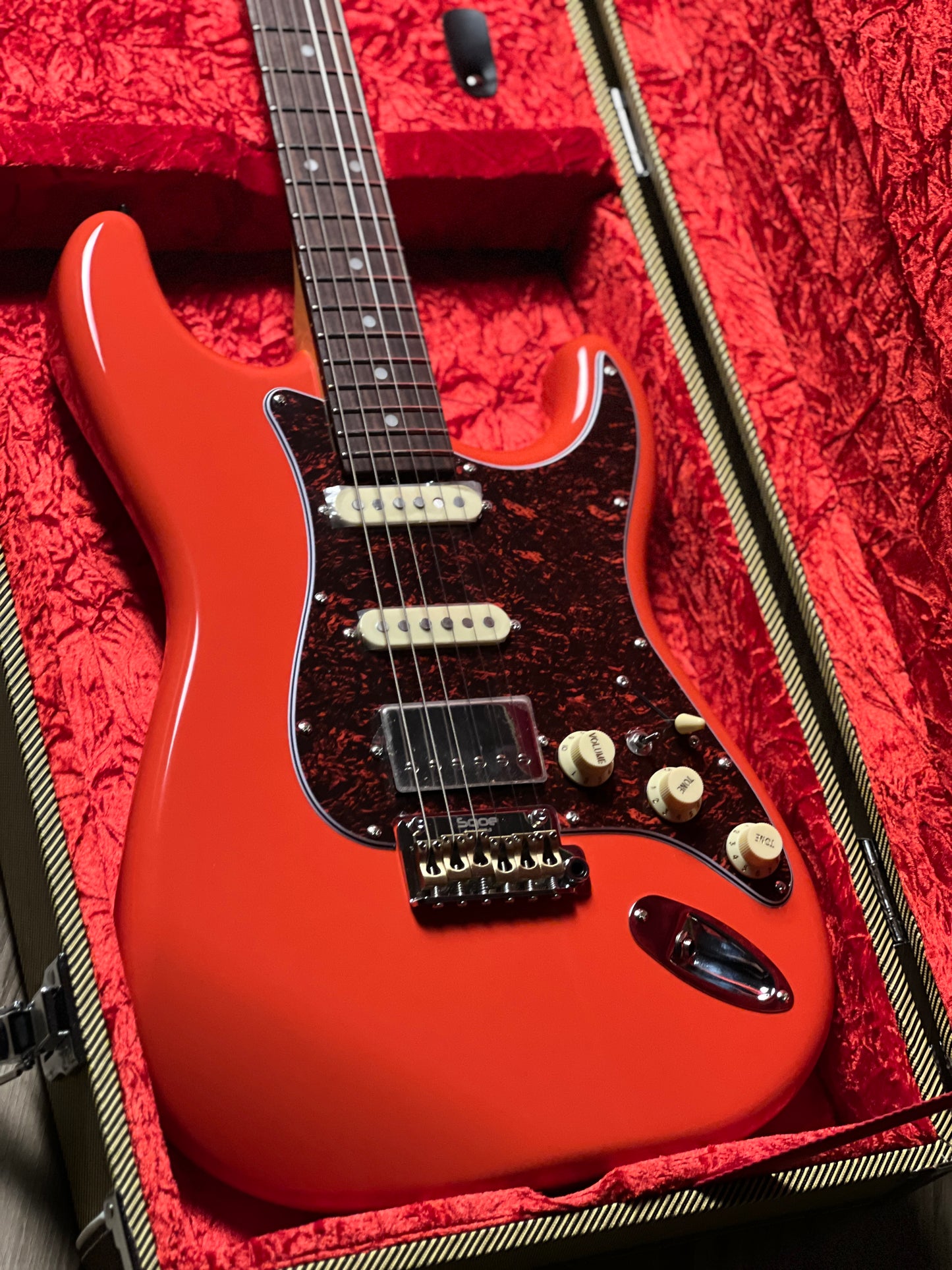 SQOE SEST1000 HSS Custom Shop Series in Fiesta Red Limited Edition with Hardshell Case