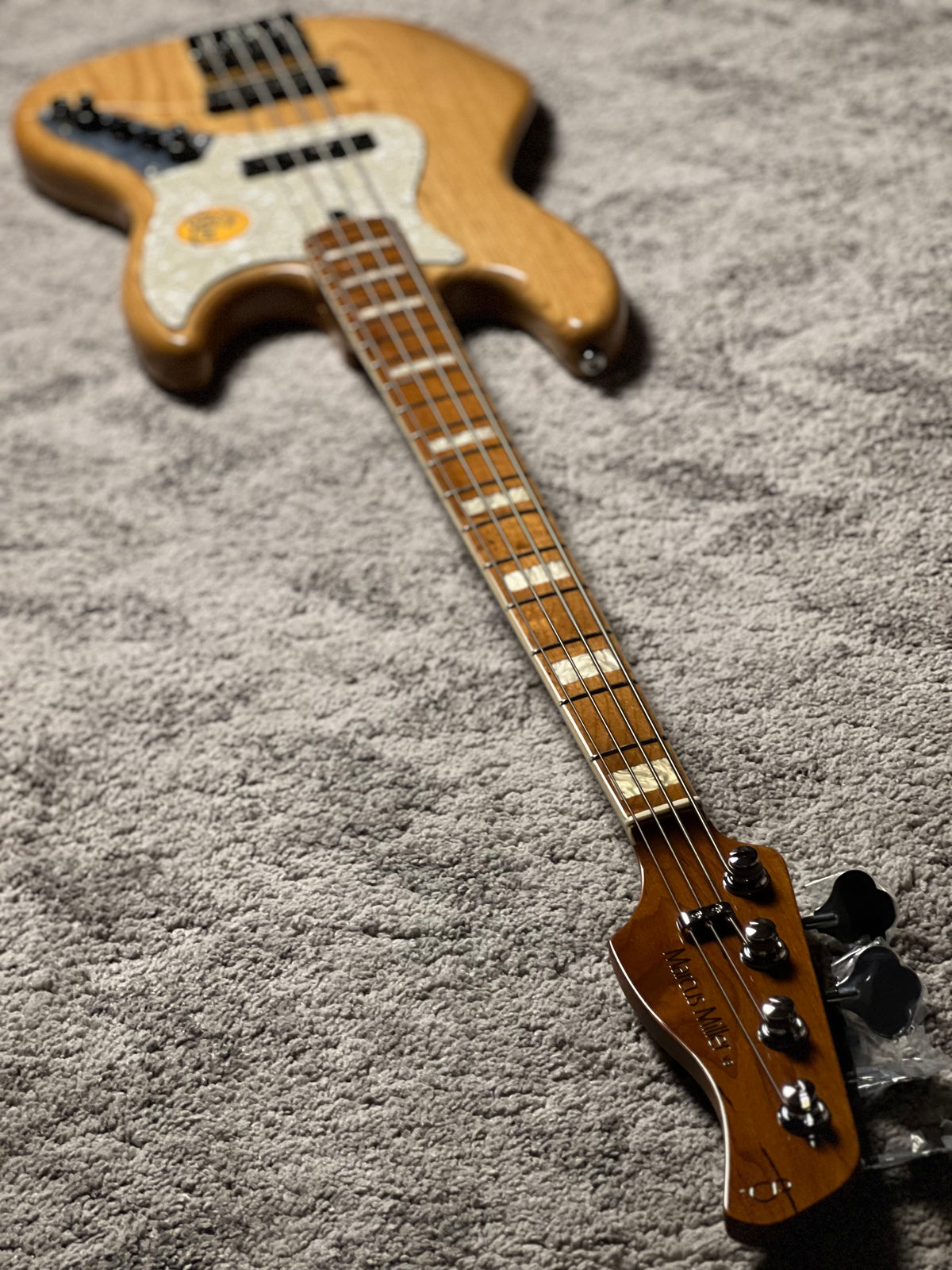 Sire Marcus Miller V8 SWAMP ASH 4 String in Natural w/Bag