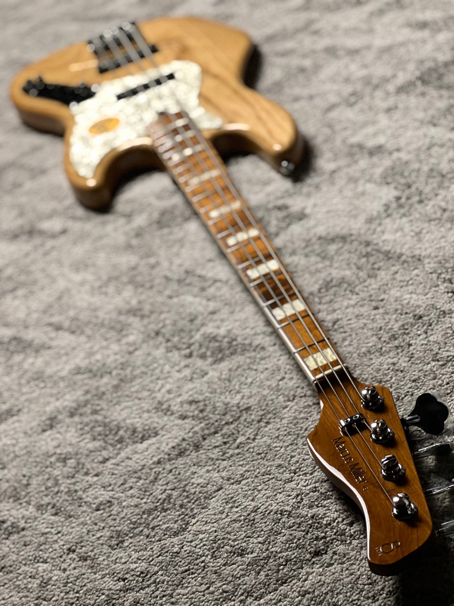 Sire Marcus Miller V8 SWAMP ASH 4 String in Natural w/Bag