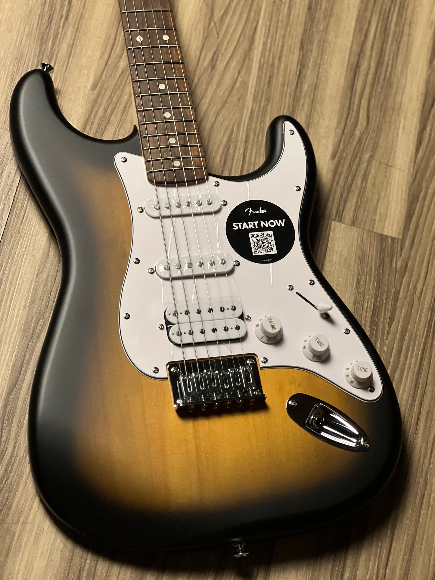 Squier Debut Series Stratocaster HT HSS with Laurel FB in 2 Tone Sunburst