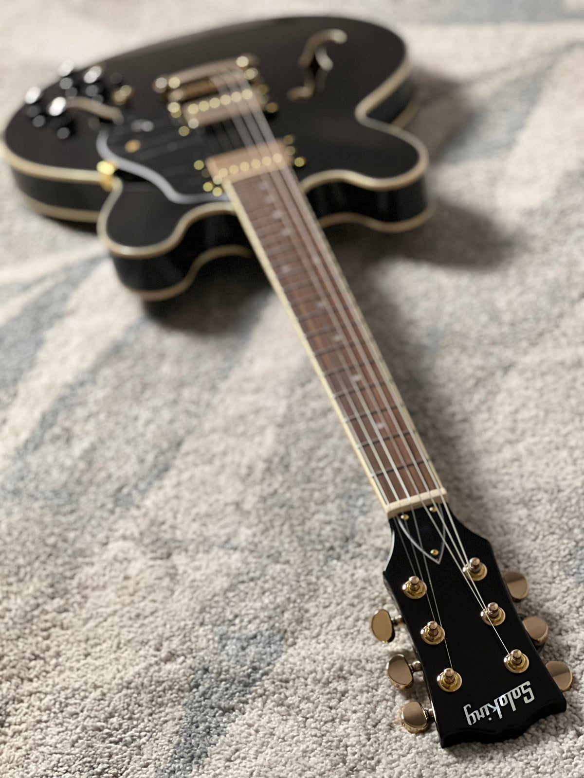 Soloking SH-335 Heritage in Ebony Black with Gold Hardware