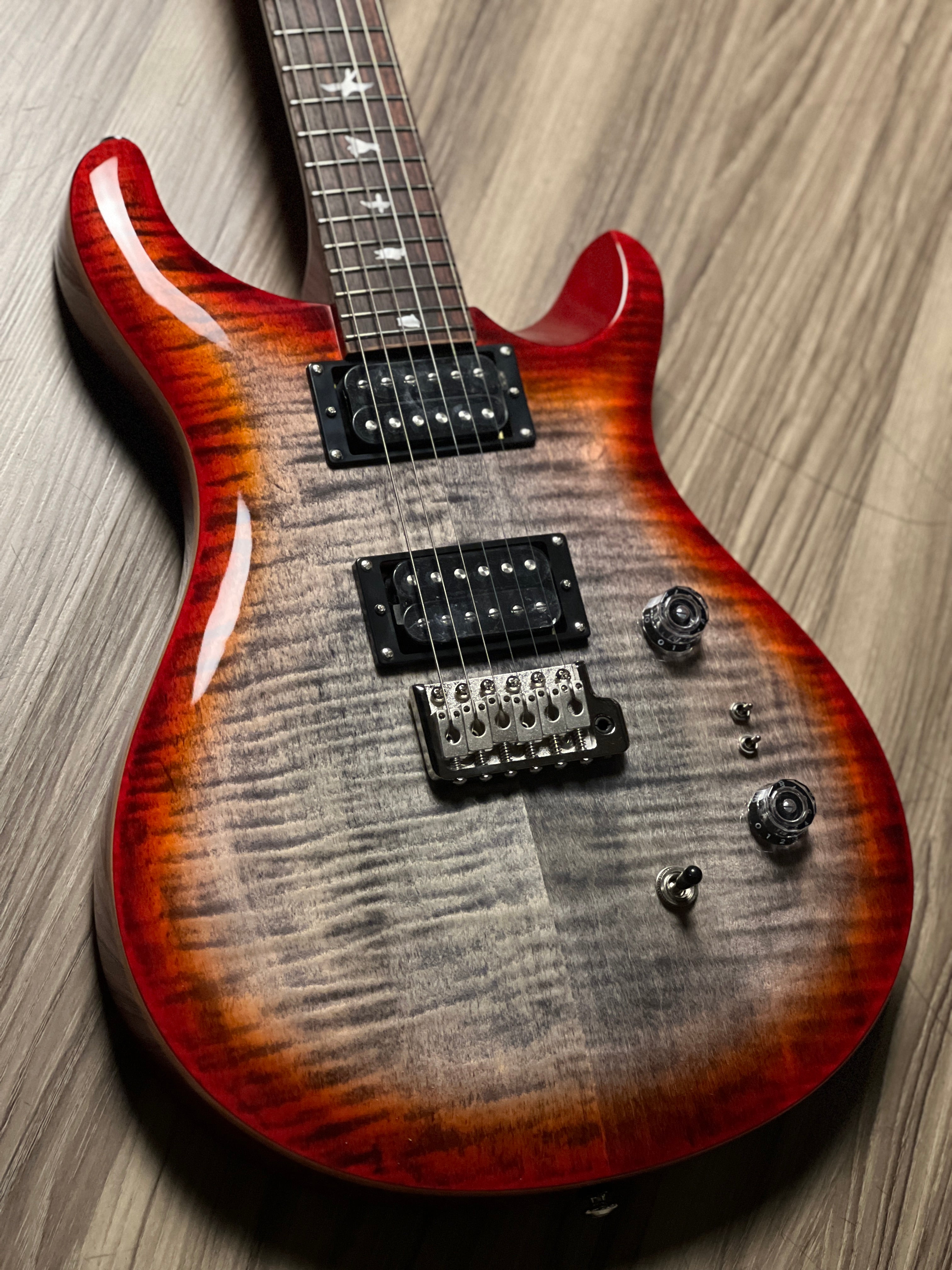 PRS SE Custom 24-08 flame in Charcoal Cherry Burst – nafiriguitar.com