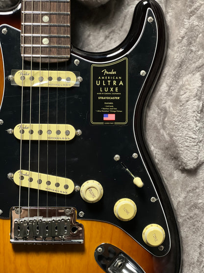 Fender American Ultra Luxe Stratocaster in 2 Color Sunburst with Rosewood Fingerboard US23058700