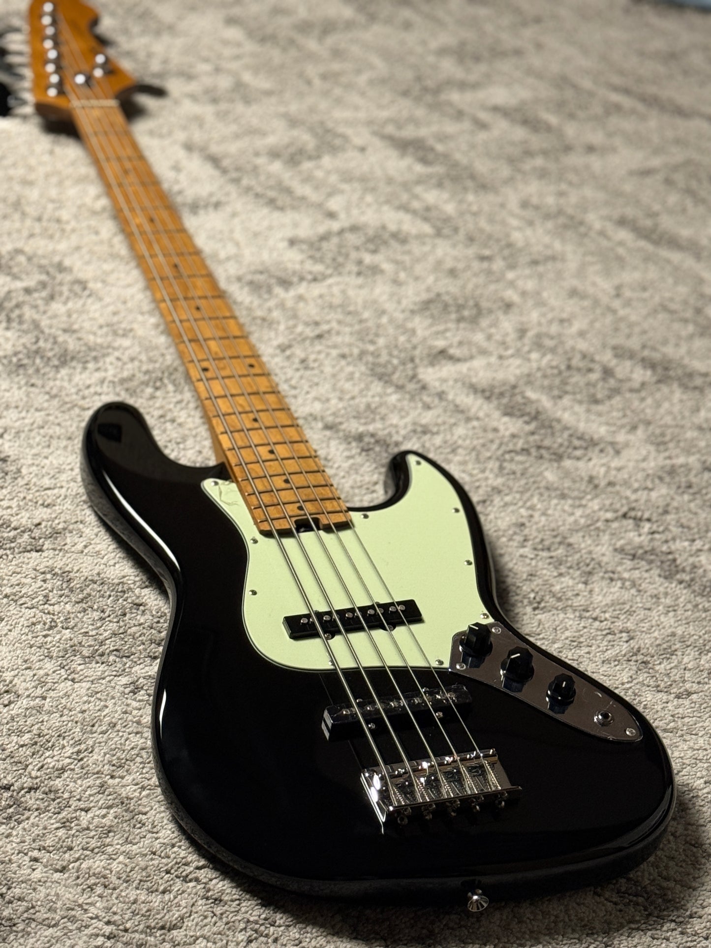 SQOE SJB650 Roasted Maple Series 5 String Bass in Black (B STOCK)