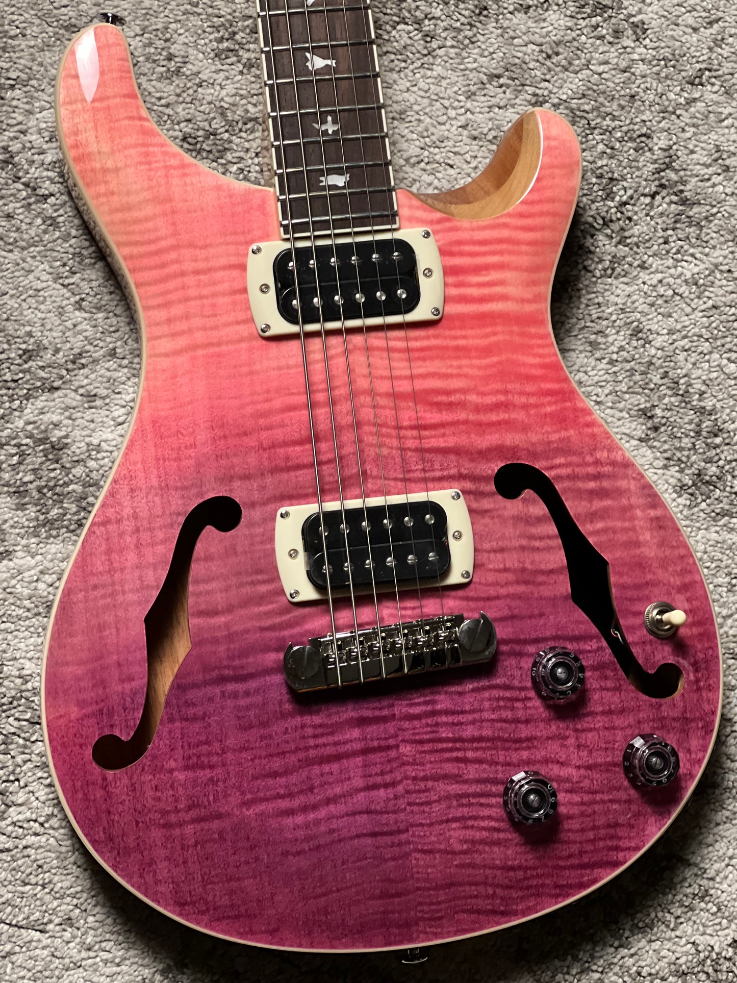 PRS SE Ed Sheeran Flat Back Hollowbody I Baritone Piezo in Pink Ombre