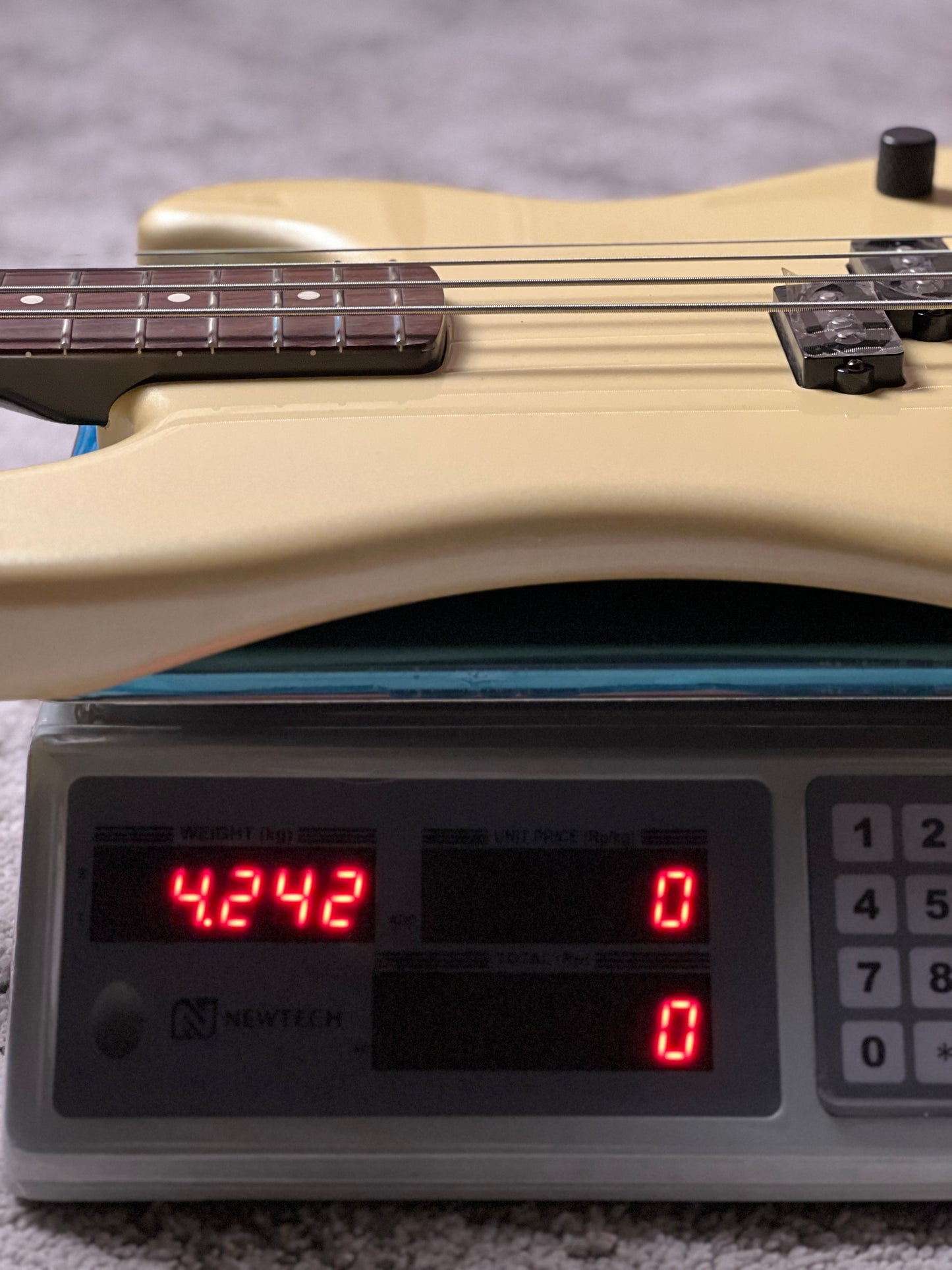 Fender Duff McKagan Precision Bass Guitar with Gigbag with RW FB in Pearl White MX22700286 (B Stock)