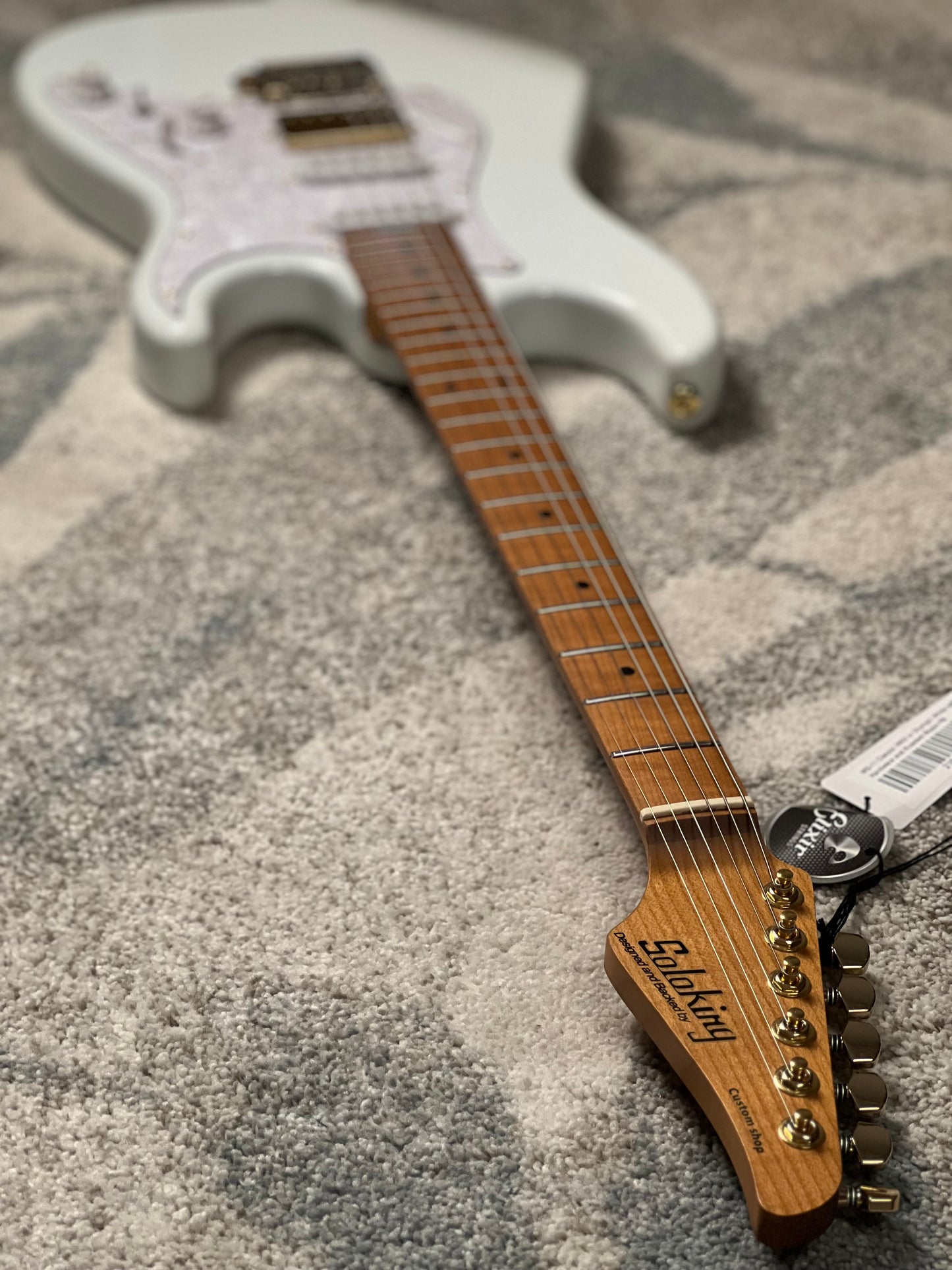 Soloking MS-11 Classic MKII ใน Olympic White พร้อมฮาร์ดแวร์สีทองและ Roasted Maple FB