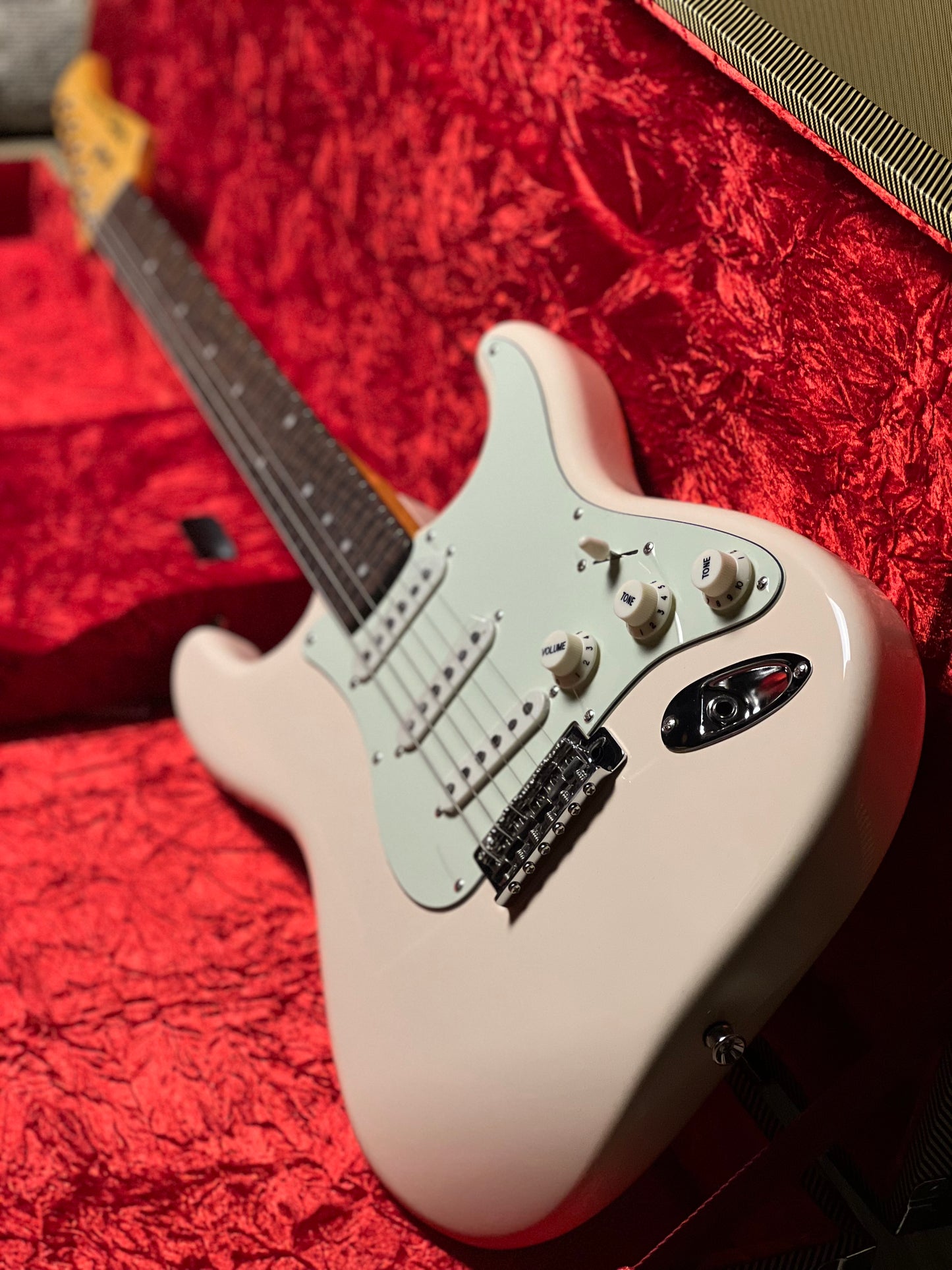 SQOE SEST1002 WH SSS Custom Shop Series in Olympic White Limited Edition with Hardshell Case