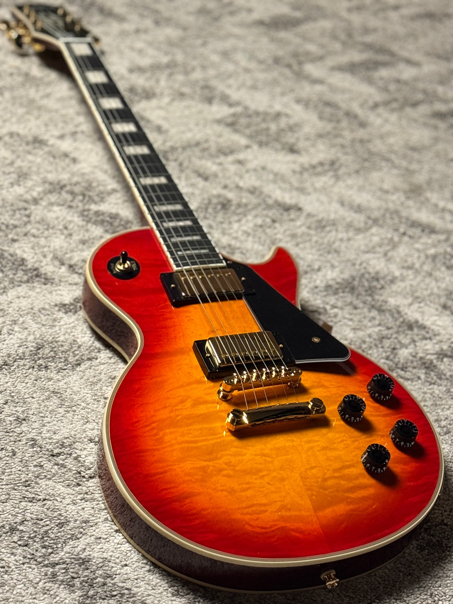 Epiphone Les Paul Custom Quilt in Heritage Cherry Sunburst