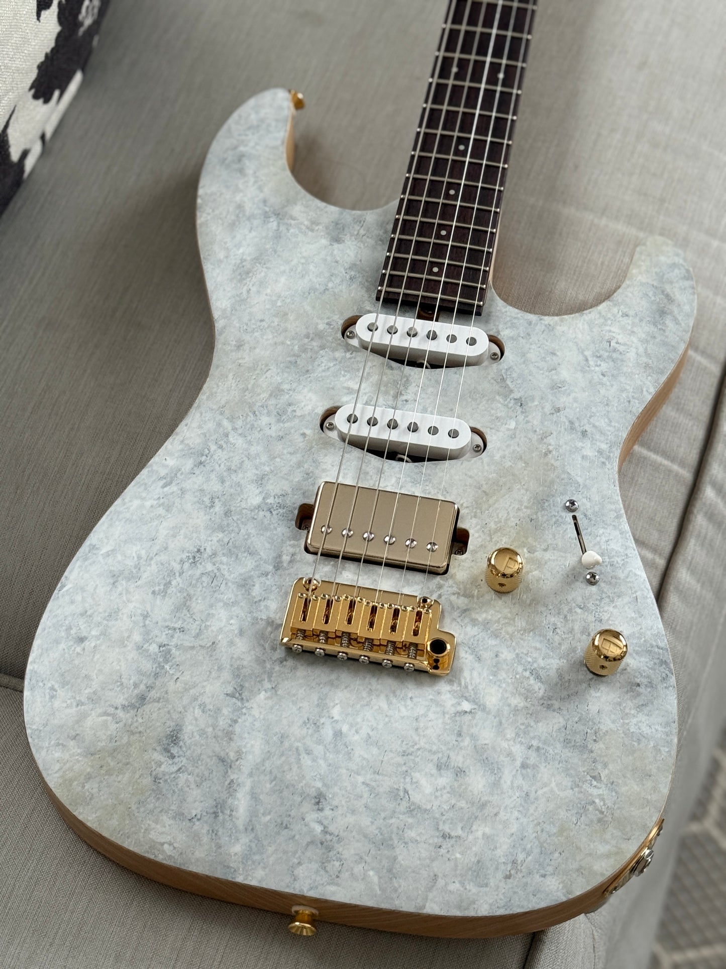 Saito S-622 SSH with Rosewood and Gold Hardware in White Granite 253033