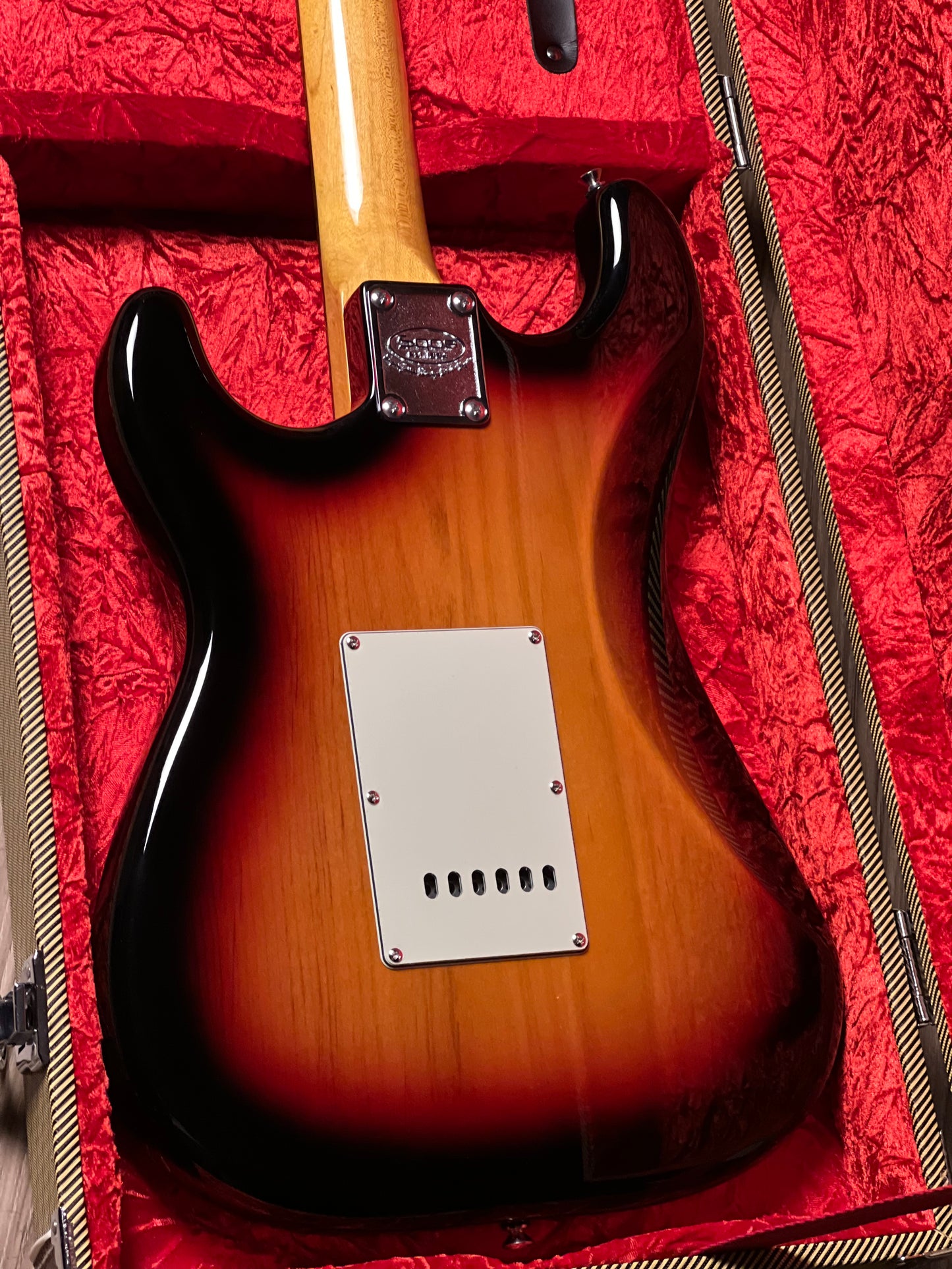 SQOE SEST1002 SB SSS Custom Shop Series in 3-Tone Sunburst Limited Edition with Hardshell Case