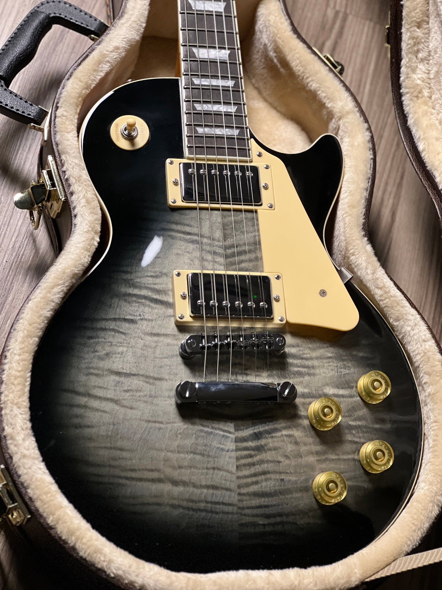 SQOE SELP900 in Charcoal Black Burst with Hardshell Case