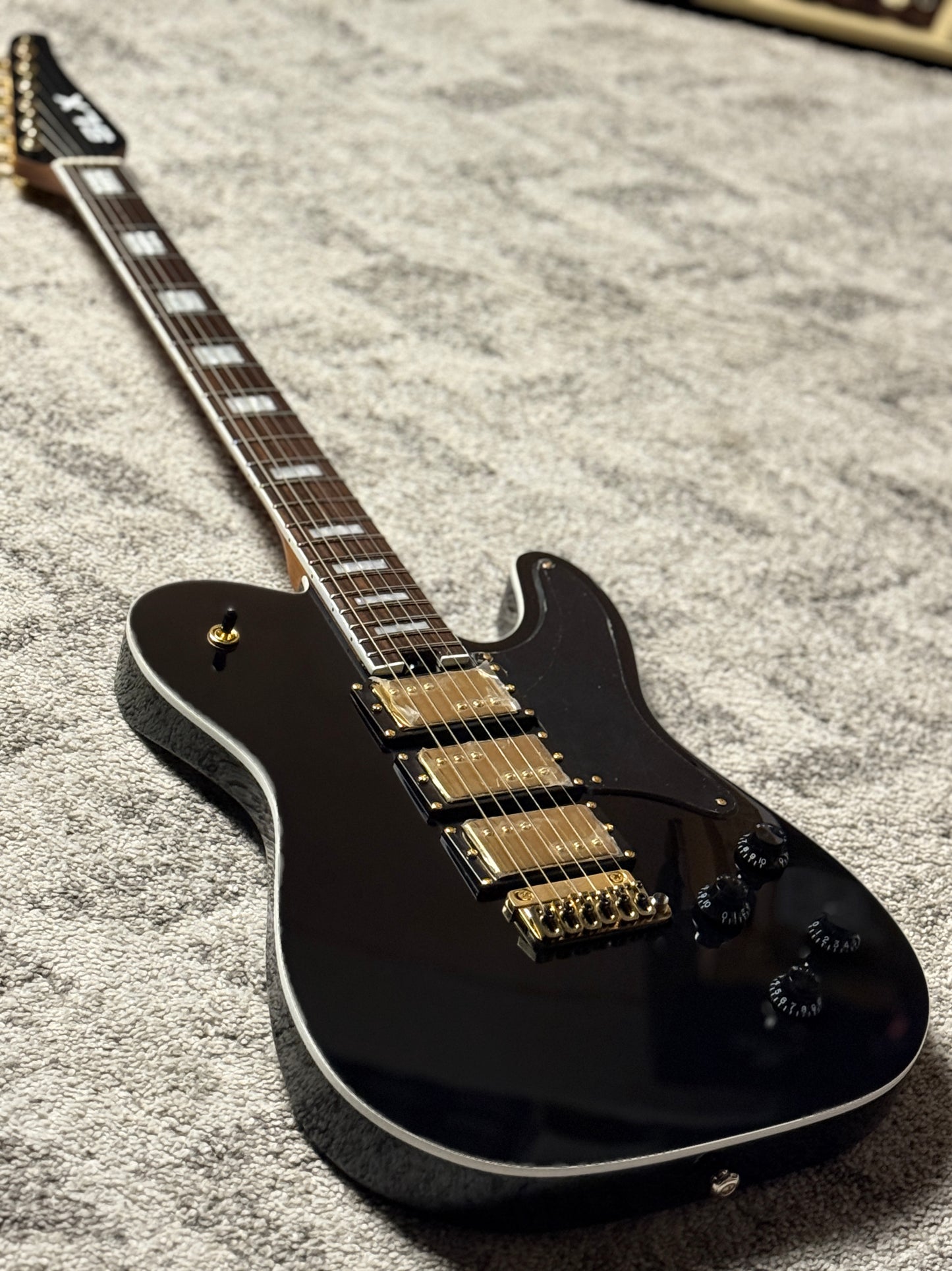 SLX Raven TM 22 Deluxe V HHH in Black Beauty with Ebony FB and Vegatrem