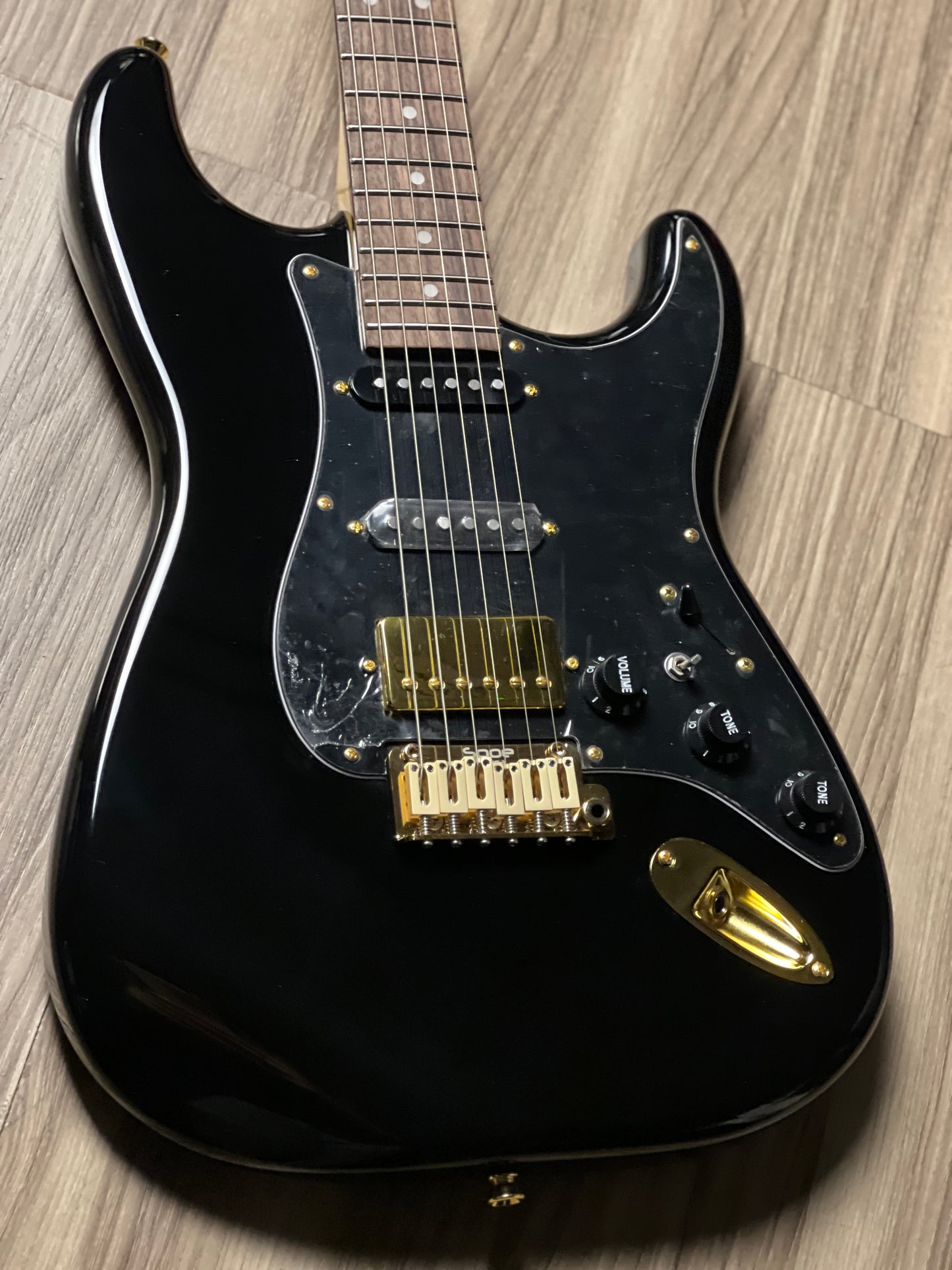 SQOE SEST1009 HSS Custom Shop Series in Black Beauty Gold Hardware Limited Edition with Hardshell Case