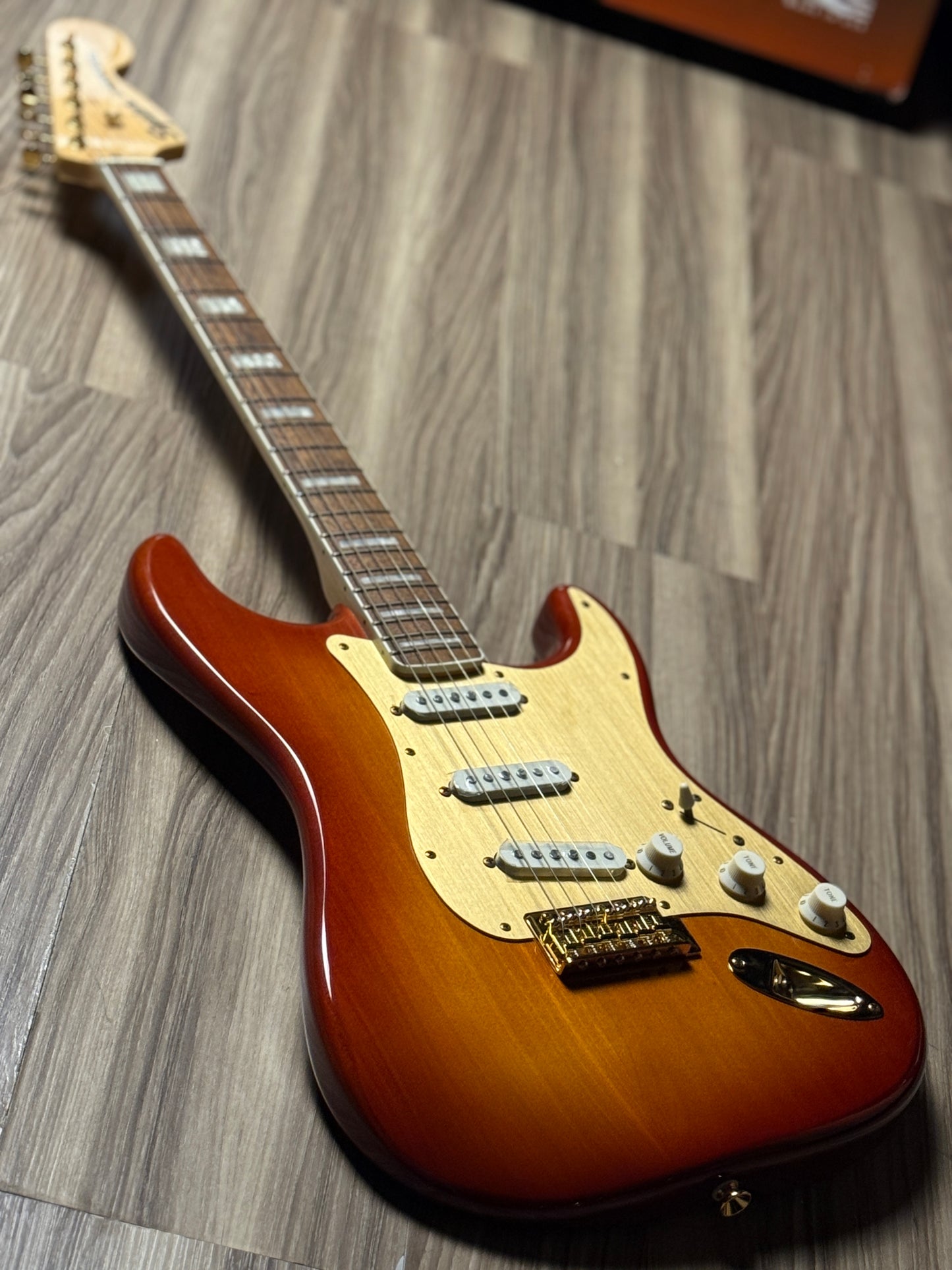 Squier 40th Anniversary Gold Edition Stratocaster in Sienna Sunburst (USED) ISSK21006456