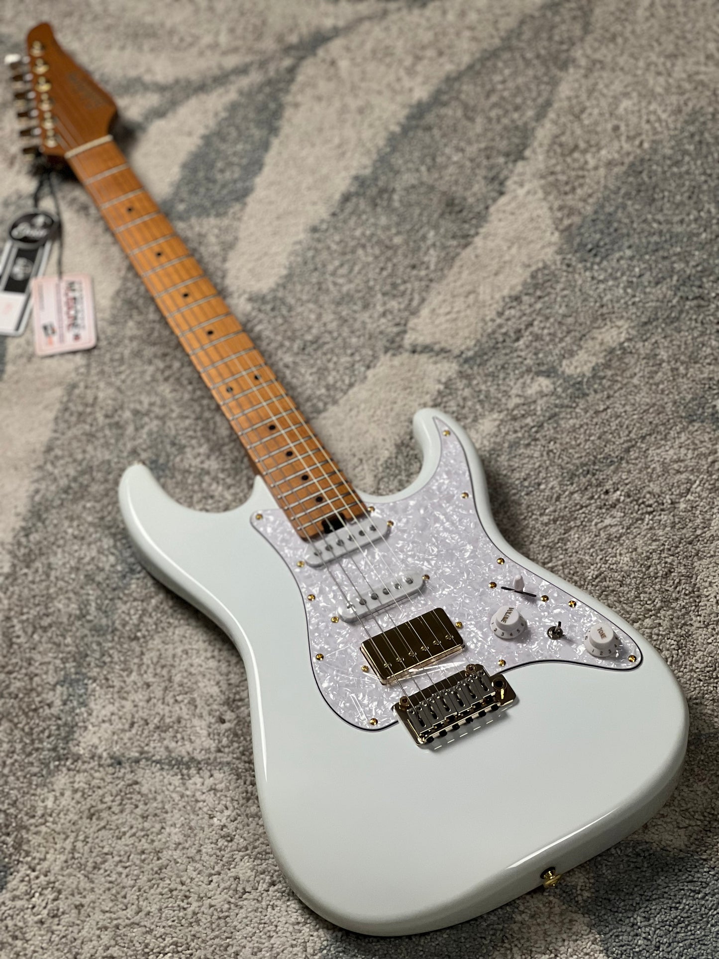 Soloking MS-11 Classic MKII ใน Olympic White พร้อมฮาร์ดแวร์สีทองและ Roasted Maple FB