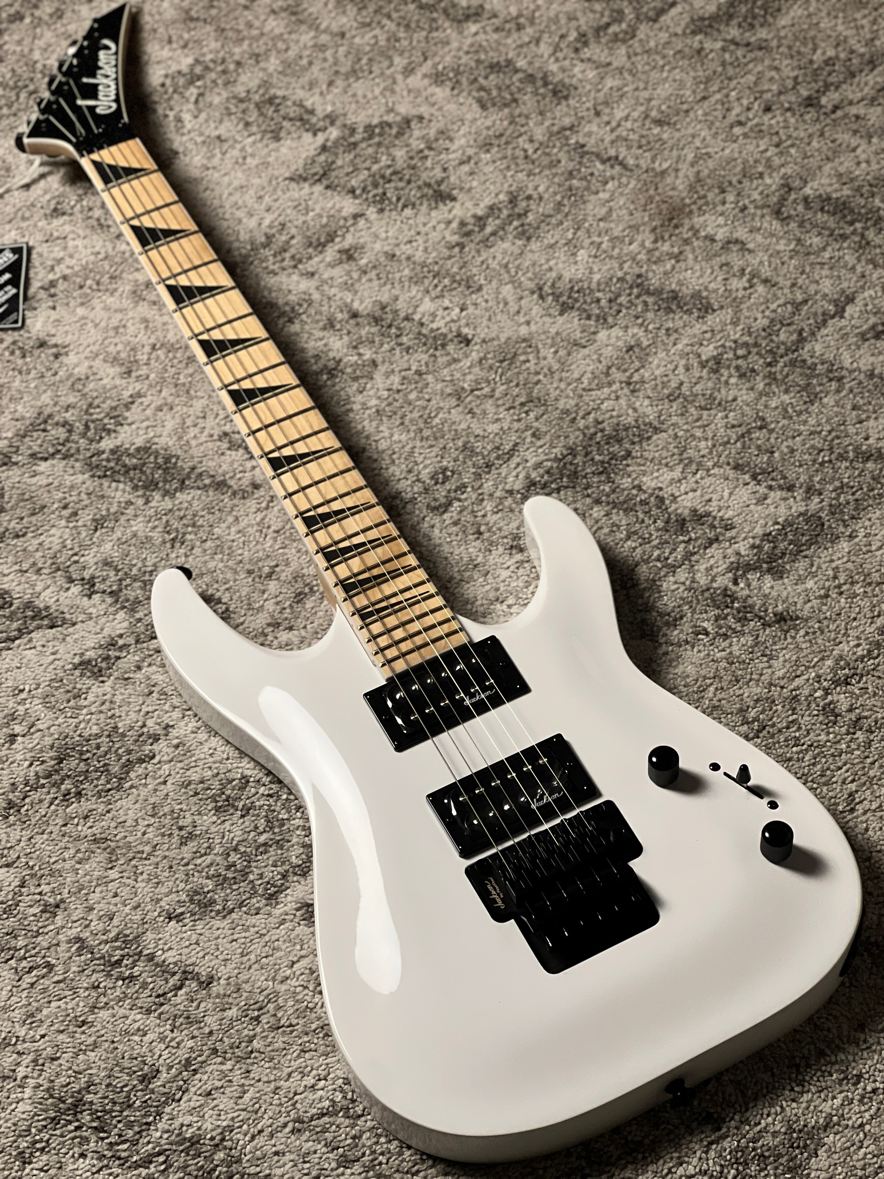 Jackson JS Series Dinky DKA-M JS32 in Snow White – nafiriguitar.com