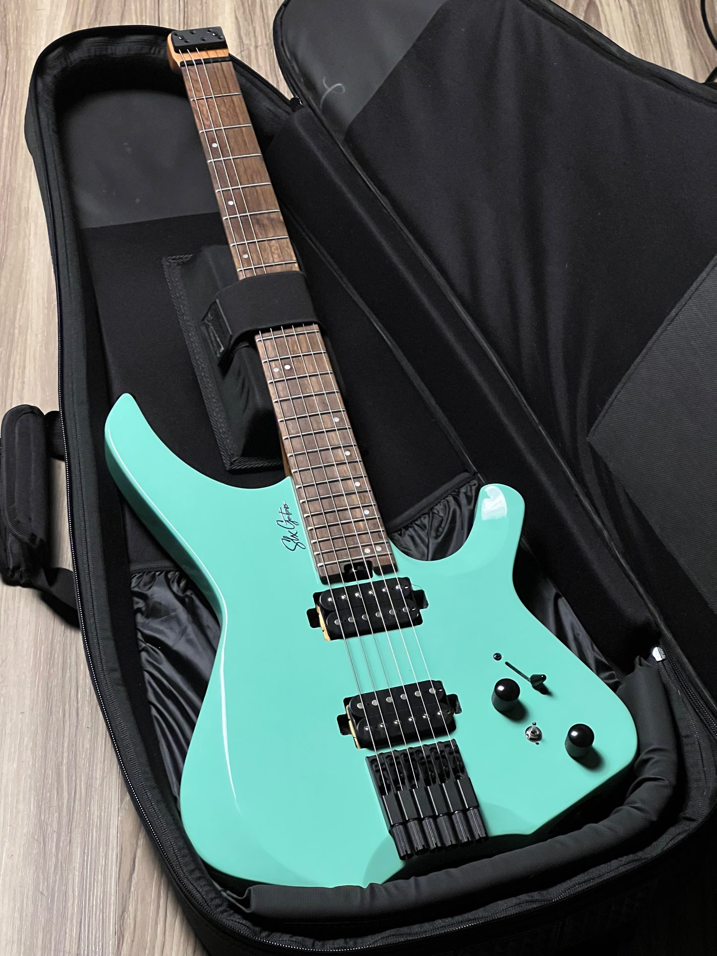 Enormous Essential Lightweight Gigbag for Headless Guitar