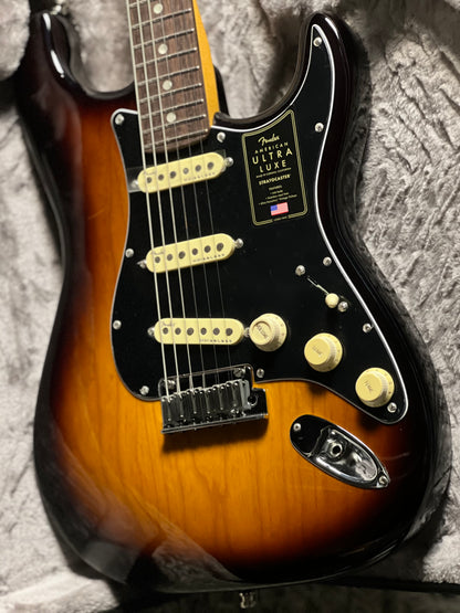 Fender American Ultra Luxe Stratocaster in 2 Color Sunburst with Rosewood Fingerboard US23058700