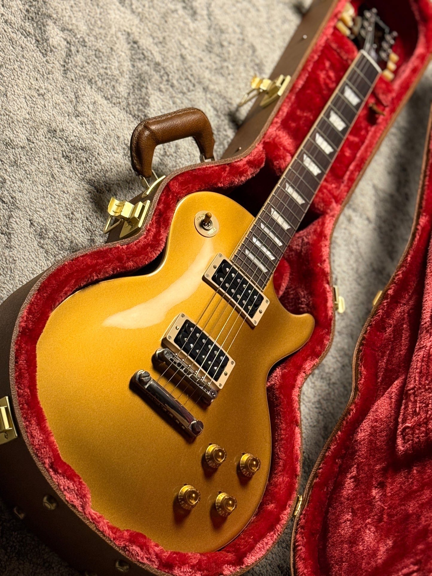 Gibson Slash "Victoria" Les Paul Standard Goldtop Dark Back with Case 225220066