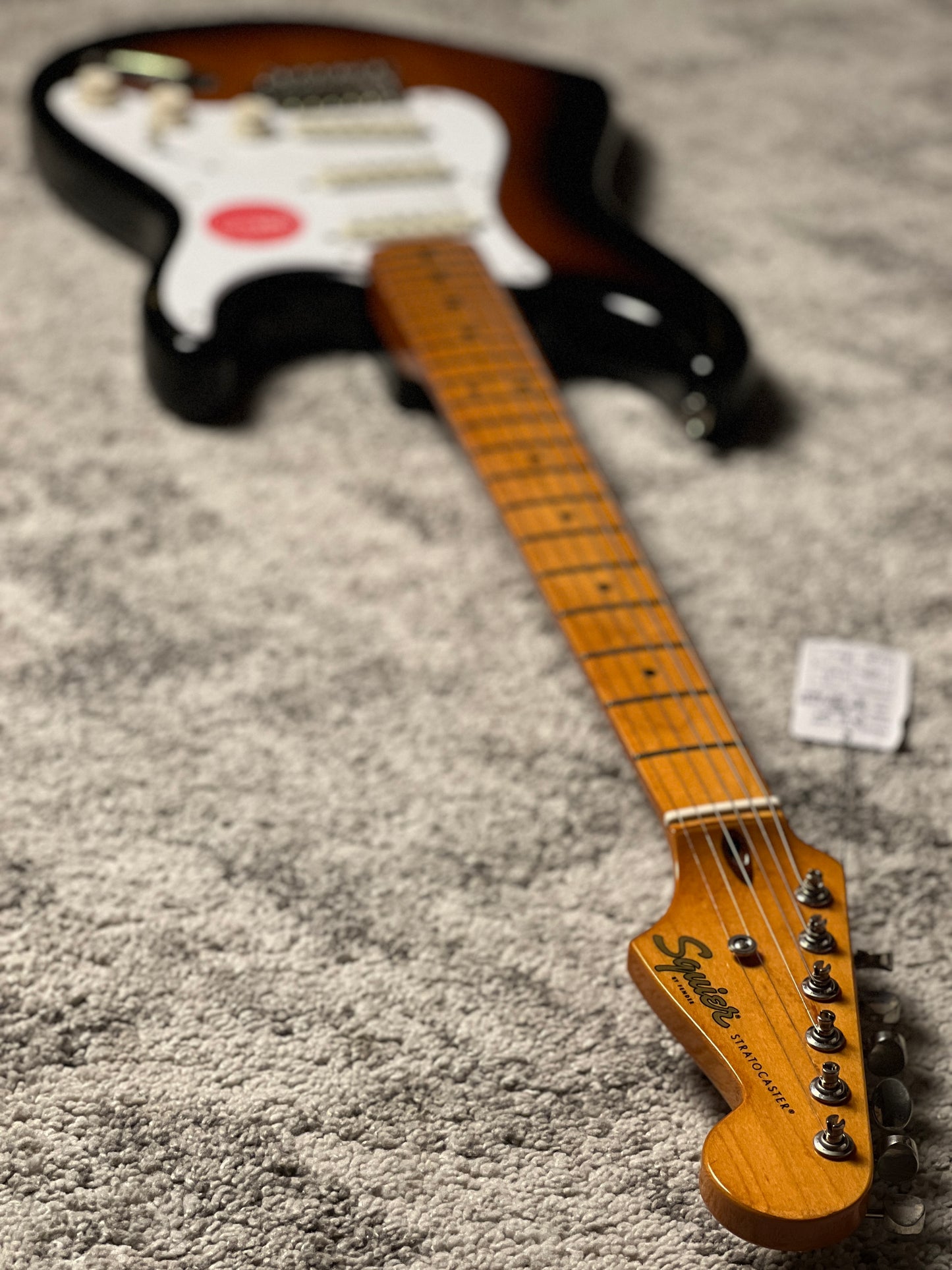 Squier Classic Vibe 50s Stratocaster พร้อม Maple FB ใน 2-Tone Sunburst 