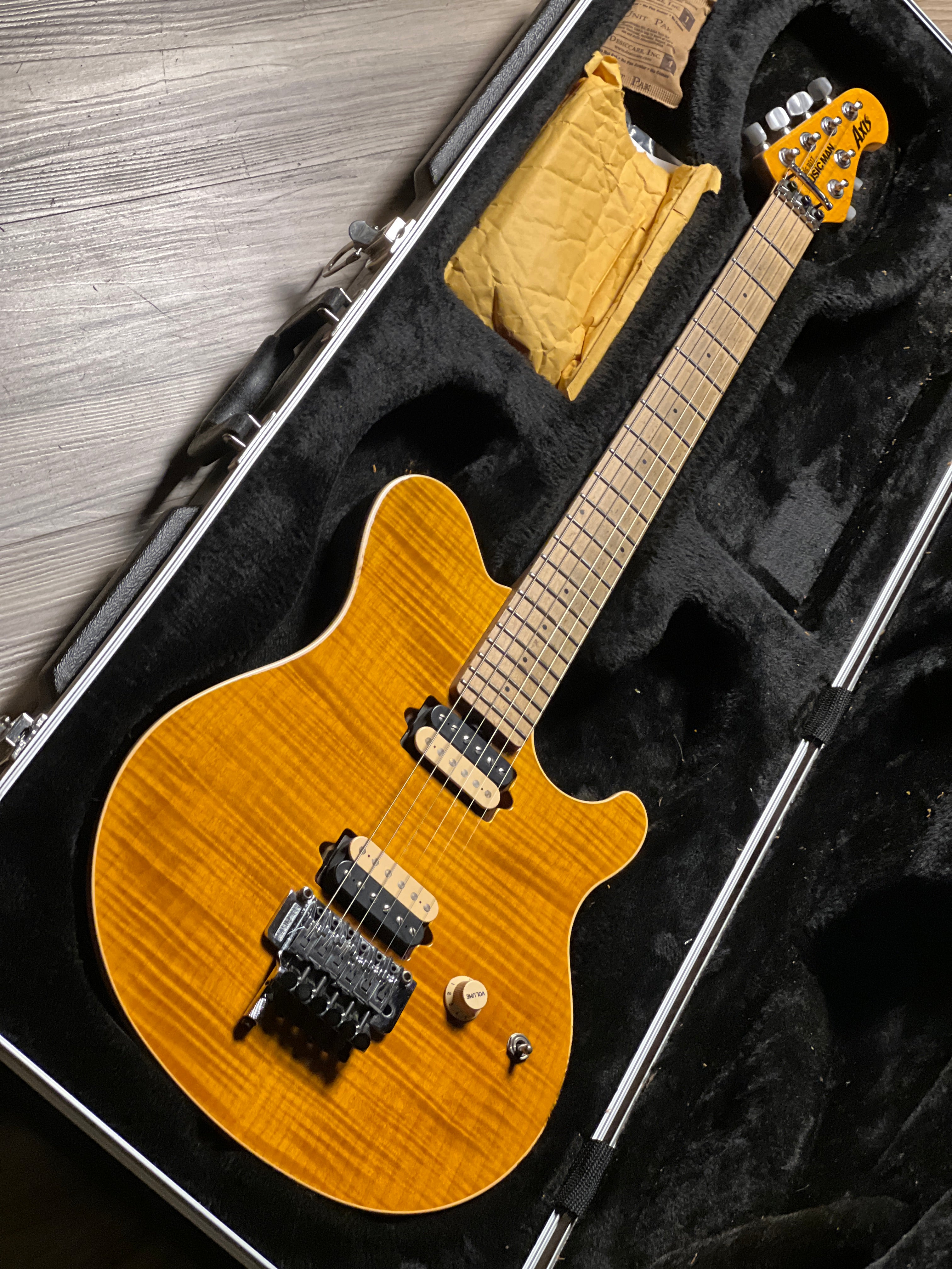 Music Man Axis Trans Gold Flame G84595 (USED) – nafiriguitar.com
