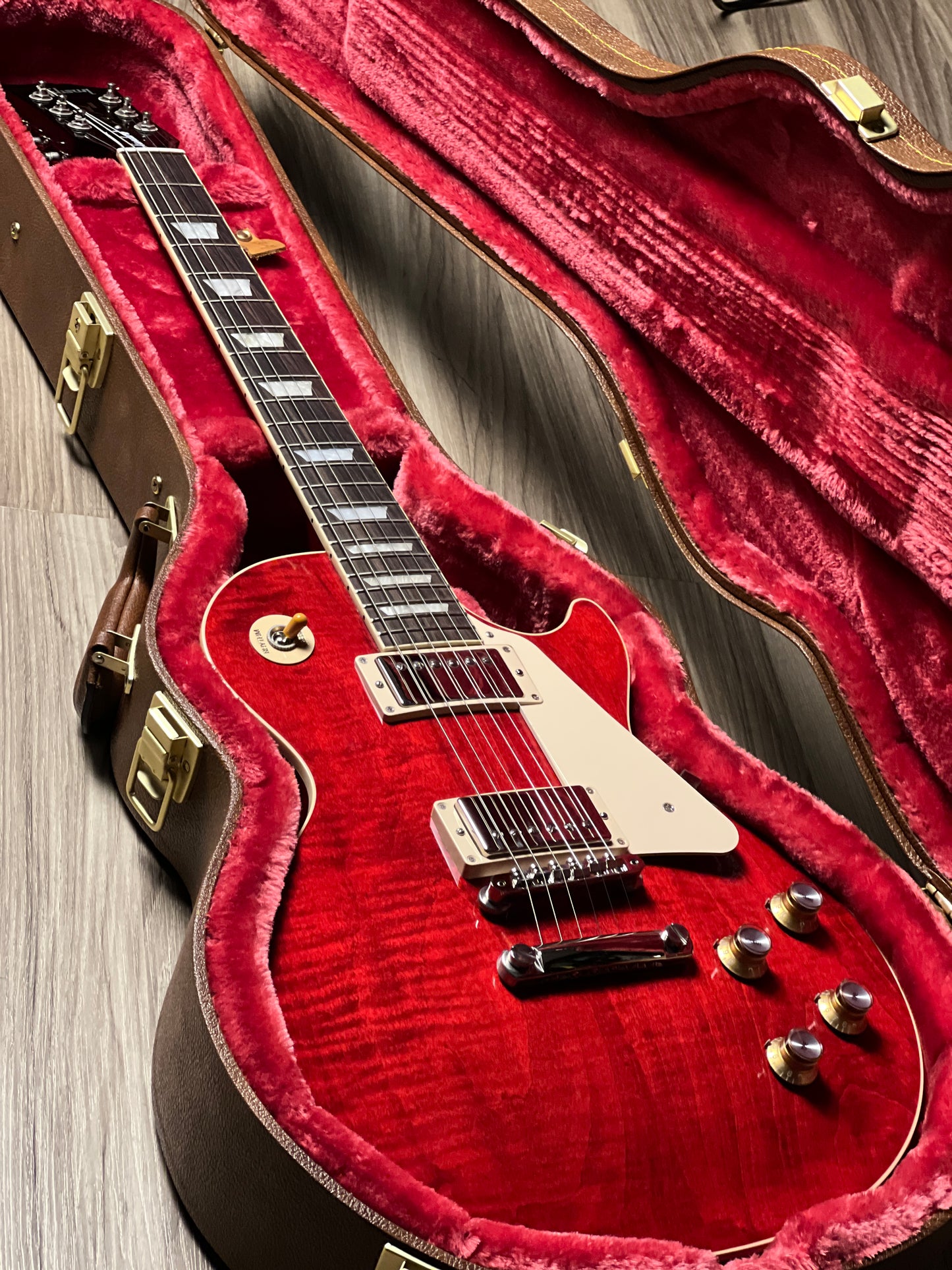 Gibson Les Paul Standard 60s Figured Top in 60s Cherry with Case 229930048