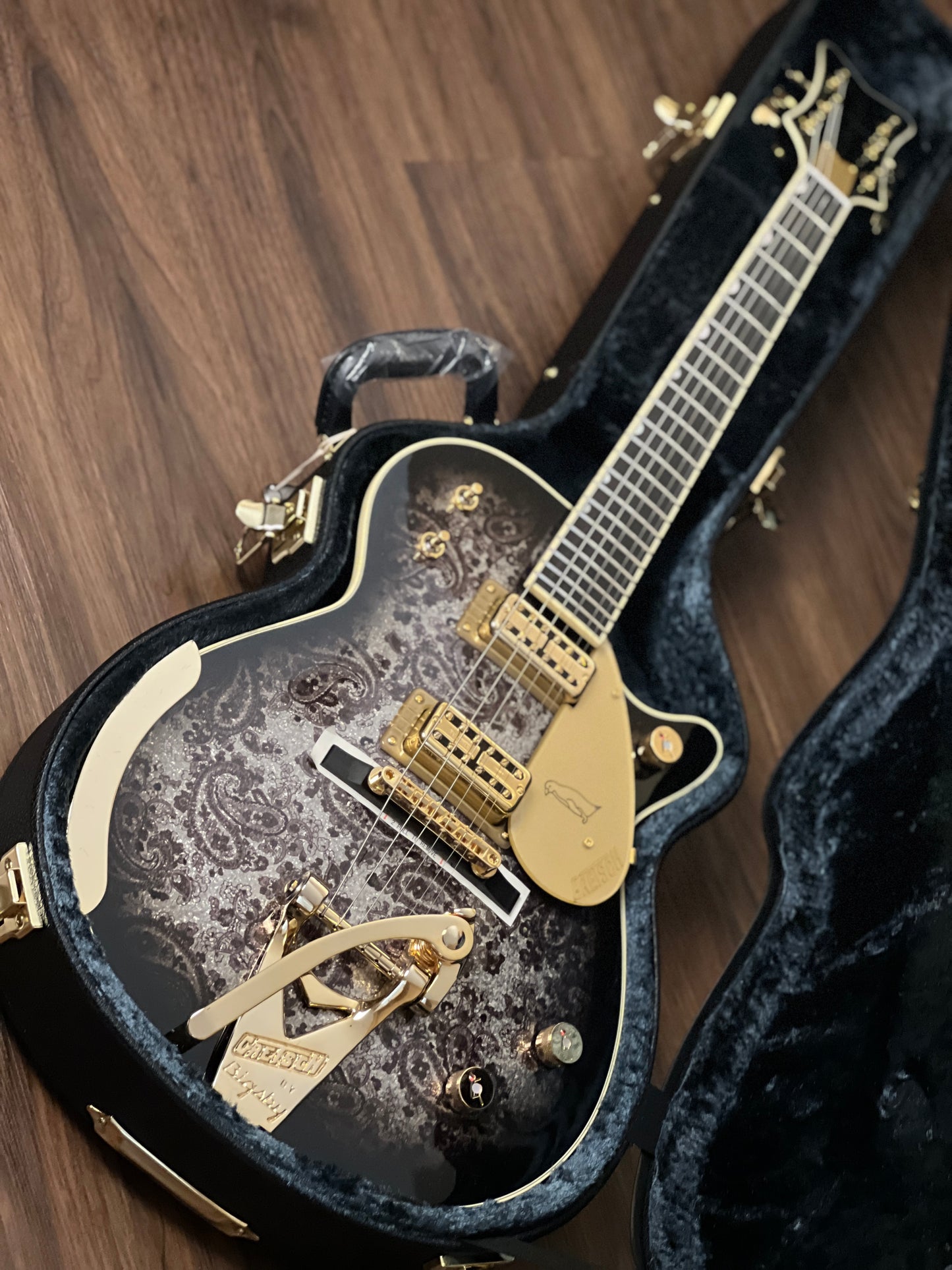 Gretsch G6134TG Limited edition Paisley Penguin in Blackburst over Black and Silver Paisley Sparkle