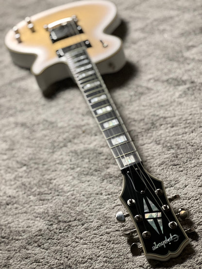 Epiphone Les Paul Prophecy Inspired by Gibson in Aged White Tiger