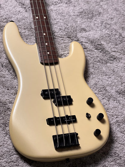 Fender Duff McKagan Precision Bass Guitar with Gigbag with RW FB in Pearl White MX22700286 (B Stock)